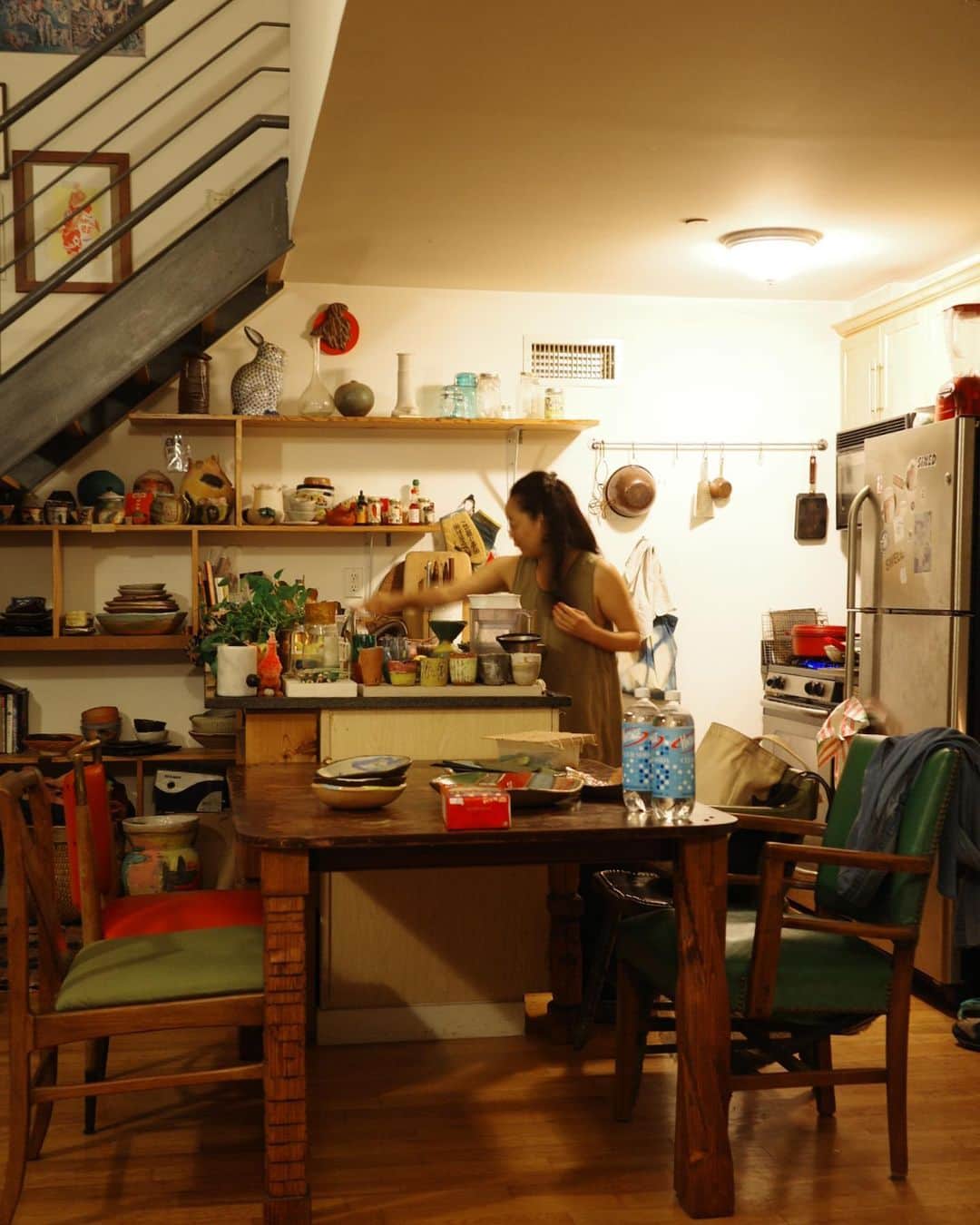 長尾悦美さんのインスタグラム写真 - (長尾悦美Instagram)「NY最後の夜、Brooklynに住む @shinotakeda さんが自宅で 手料理を振る舞ってくれました🥹幸。  海外食に疲れた胃に優しい野菜たっぷりのお料理。  とっても美味しかった〜♡♡♡  色彩豊かで、器もお料理も素敵すぎるお部屋も 全てが　@shinotakeda さんの作品そのもの。  ちょうど　@acehotelbrooklyn  でShinoさんのexhibitionがスタートしていたので見に行きました。 （写真10枚目）  ホテルの天窓から降り注ぐ光と照明に照らされ素敵な作品に入った植物達が光に向かって伸びている姿がShinoさんの自宅ともリンクしてた🪴  居心地抜群のお家、また遊びに行きま〜す🥰  #出張先で手料理振る舞ってくれる友人に恵まれて幸せです #海外お洒落ハウスYouTube撮れそう　😂 #YouTubeやってませんが」9月24日 20時18分 - yoshiminagao