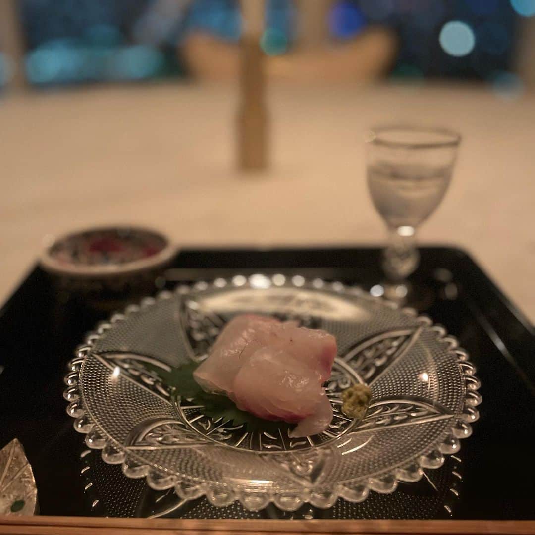 行正り香さんのインスタグラム写真 - (行正り香Instagram)「いただいた京都の飛竜頭（がんも）を煮てみました。なんと、中には百合根と銀杏、黒しめじが入っていて、百合根は甘く、栗のようでもあり、想像をはるかに超える美味しさでした。京都は鯛のお刺身にニラ玉、サラダに太刀魚の塩焼き。栗ご飯は明日炊くことにしました。秋刀魚もたべたいですねえ。#行正り香 #rikayukimasa #japanesefood」9月24日 20時19分 - rikayukimasa