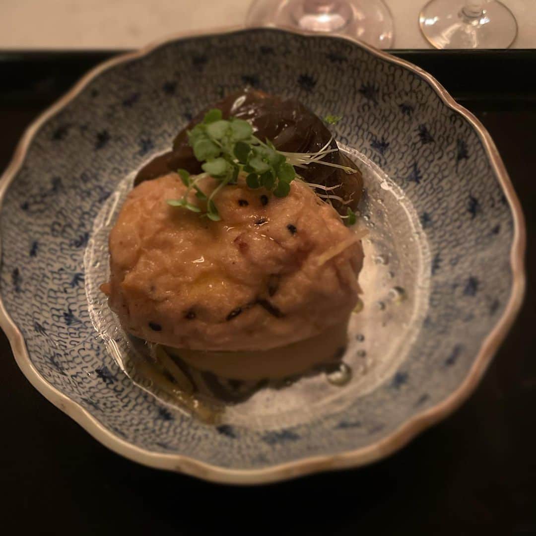 行正り香のインスタグラム：「いただいた京都の飛竜頭（がんも）を煮てみました。なんと、中には百合根と銀杏、黒しめじが入っていて、百合根は甘く、栗のようでもあり、想像をはるかに超える美味しさでした。京都は鯛のお刺身にニラ玉、サラダに太刀魚の塩焼き。栗ご飯は明日炊くことにしました。秋刀魚もたべたいですねえ。#行正り香 #rikayukimasa #japanesefood」