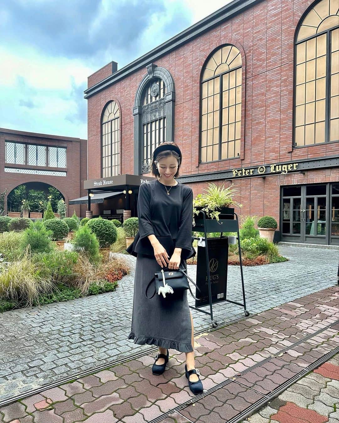 水野佐彩のインスタグラム：「・ 🖤🩶🖤🩶🖤🖤  そういえば先日 無くしたと思っていた婚約指輪が 娘のカバンの中から出てきました😀 1億%母ちゃんが悪いです🥹w  婚約指輪ってあまり出番がないのですが ちょっと愛おしい気持ちが増して またつけるようになってます🤣🤣💍  あってよかった〜  🖤 @deuxamour_official  🩶 @nostalgia_jp  🥿 楽天で購入  #おちびコーデ #おちびの輪 #低身長コーデ #Sサイズコーデ #ママコーデ #ママライフ #2020年ベビー #女の子ママ #女の子ベビー #ブルベ夏 #ブルベ #ブルベサマー #ブライトサマー #ブライトスプリング #ソフトクラシック #ウェーブ #骨格診断ウェーブ​​ #deuxamor #ドゥーザムール #nostalgia #ノスタルジア #noszozo」