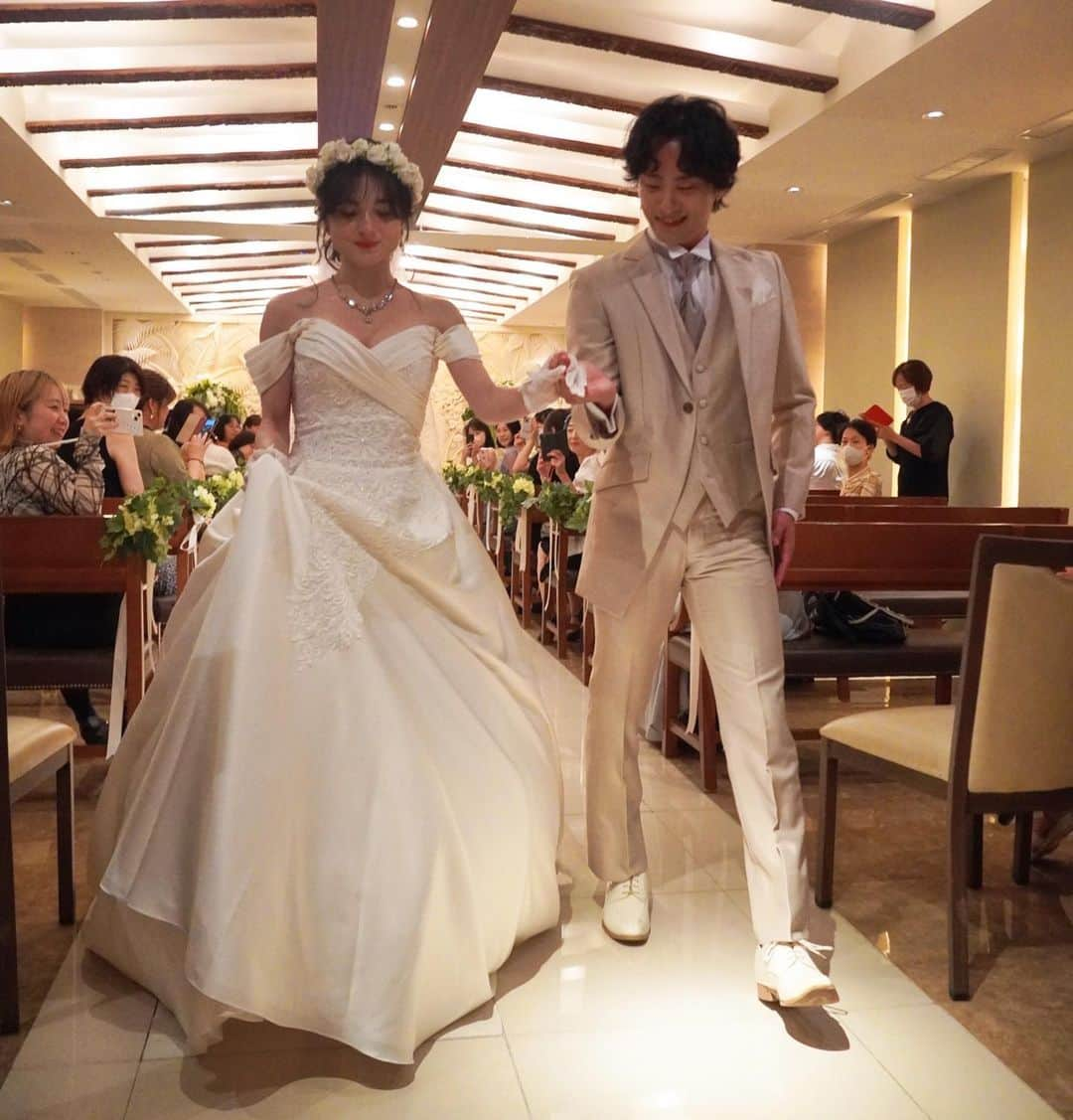 ヤマカイのインスタグラム：「先日の結婚式イベント！ 式場にお越しいただきました皆様 LIVE配信を見てくださった皆様 誠にありがとうございました😊 . . 近々また大きいご報告がございます！ お時間ある際、YouTube覗いてくださると 嬉しいですンゴ🥳 . . 写真はハンク( @hank.hsueh ) 神父は兄( @daisuke_yamamoto34 ) ご協力はKADOKAWA様( @kadokawa_lifestylebooks ) ドレスは( @tigdress ) . . #結婚 #結婚式 #ウェデイングドレス #ネレアさん #ネレアさんかわいい #ヤマカイ #国際夫婦 #国際結婚」