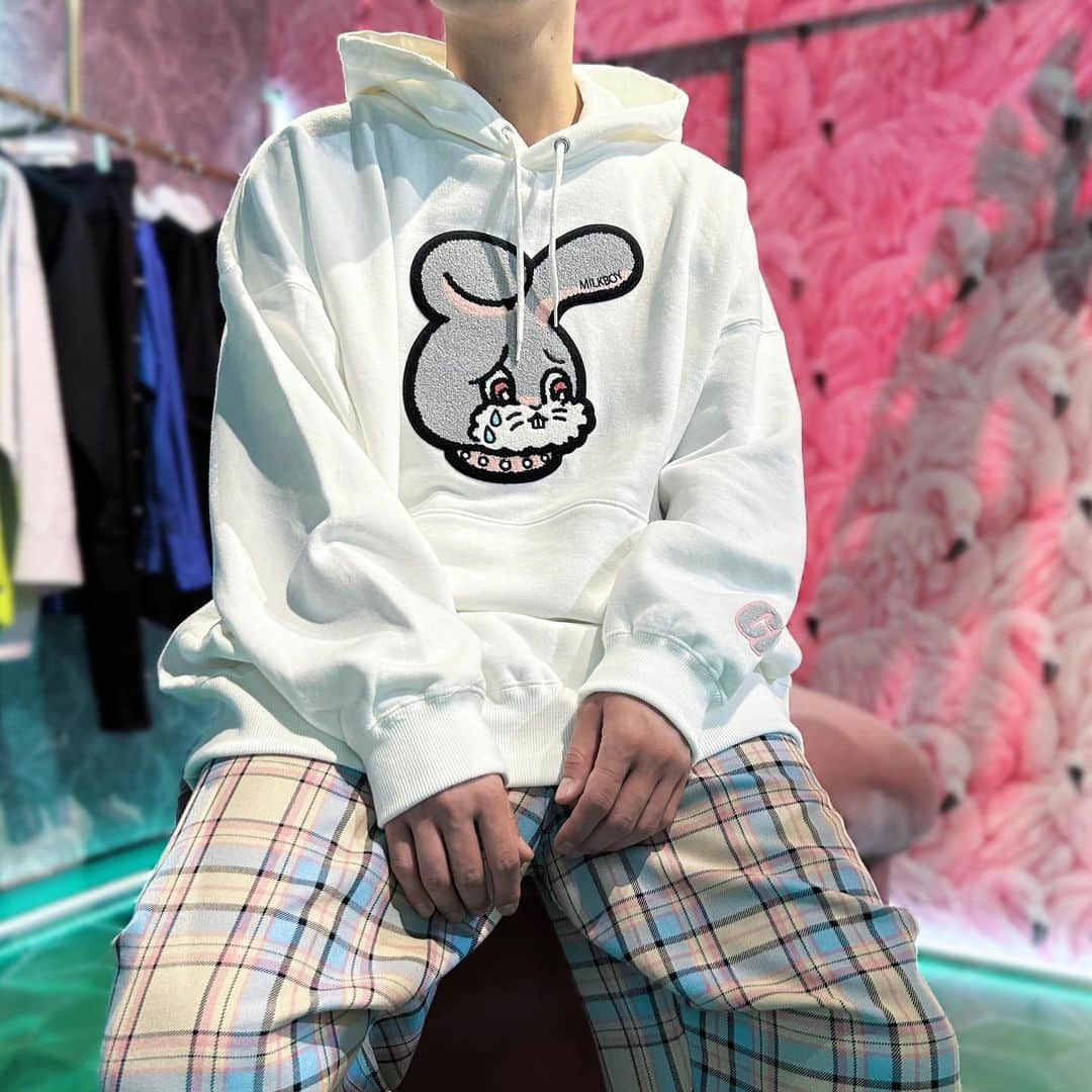 ミルクボーイのインスタグラム：「MILKBOY 2023 AUTUMN COLLECTION  CRY RABBIT HOODIE ¥14,850-. size:M/XL  立体感のあるサガラワッペンを使用したプルオーバーフーディーが入荷しました🐰 ルーズな2サイズ展開で、男女問わずご着用いただけます🪄  #milkboy」