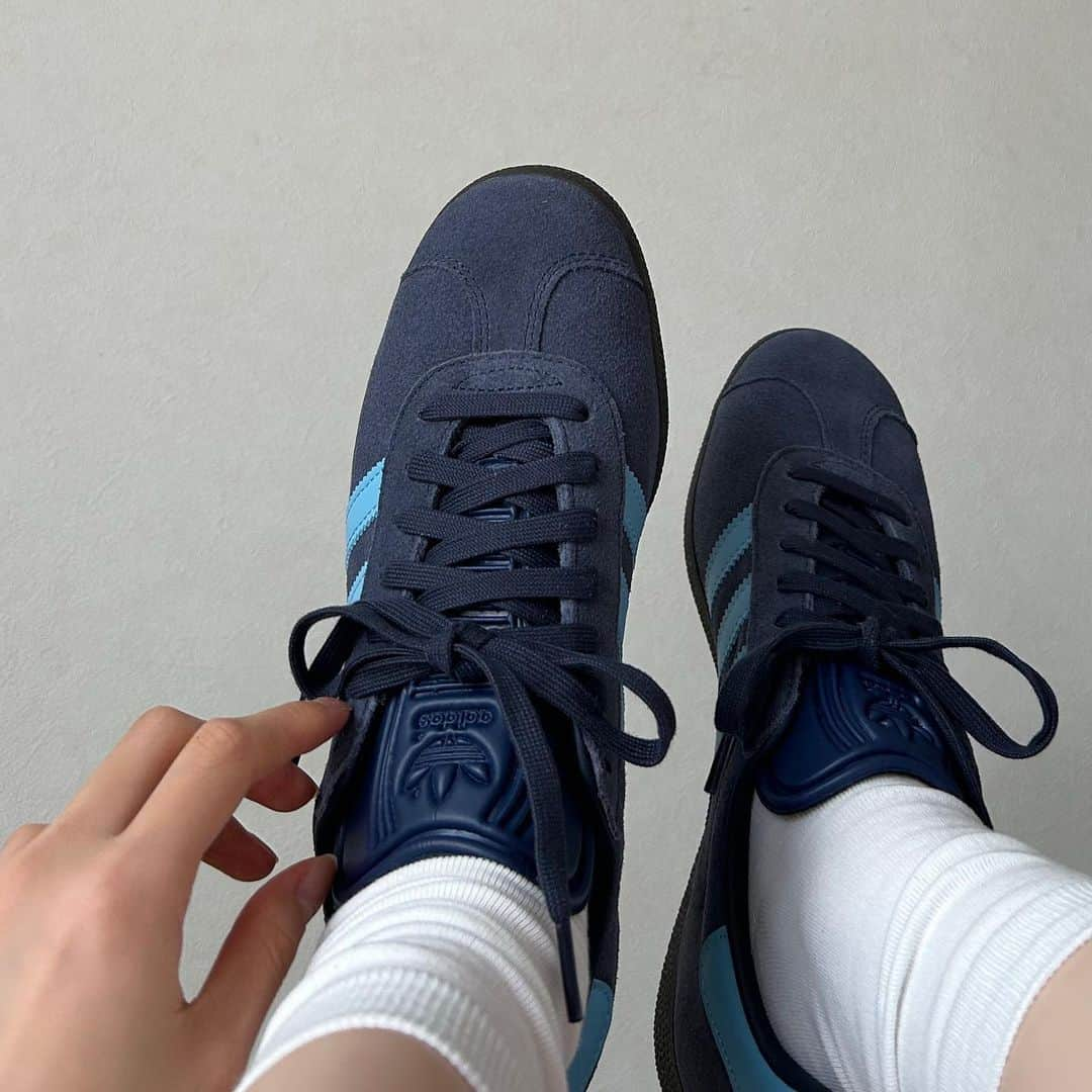 江崎ななほのインスタグラム：「💙🩵 #adidas #adidasoriginals #adidasgazelle」