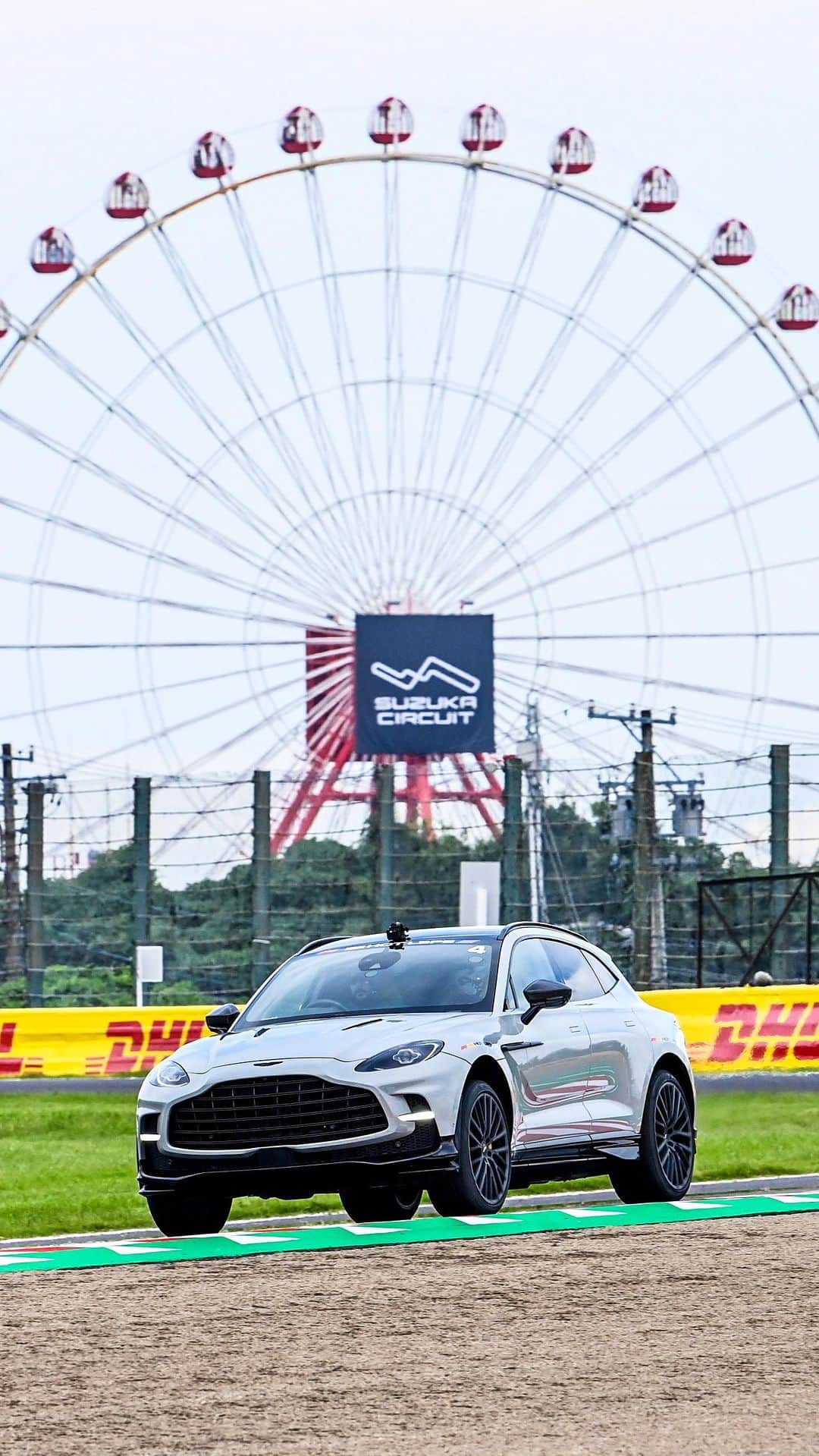 アストンマーチンのインスタグラム：「DBX707. The iconic @suzukacircuit_official. An unforgettable hot lap.  British singer @ellaeyre experienced the dynamic supremacy of the world’s most powerful luxury SUV ahead of the Japanese GP.  #AstonMartin #DBX707 #POWERDRIVEN #F1PirelliHotLaps」