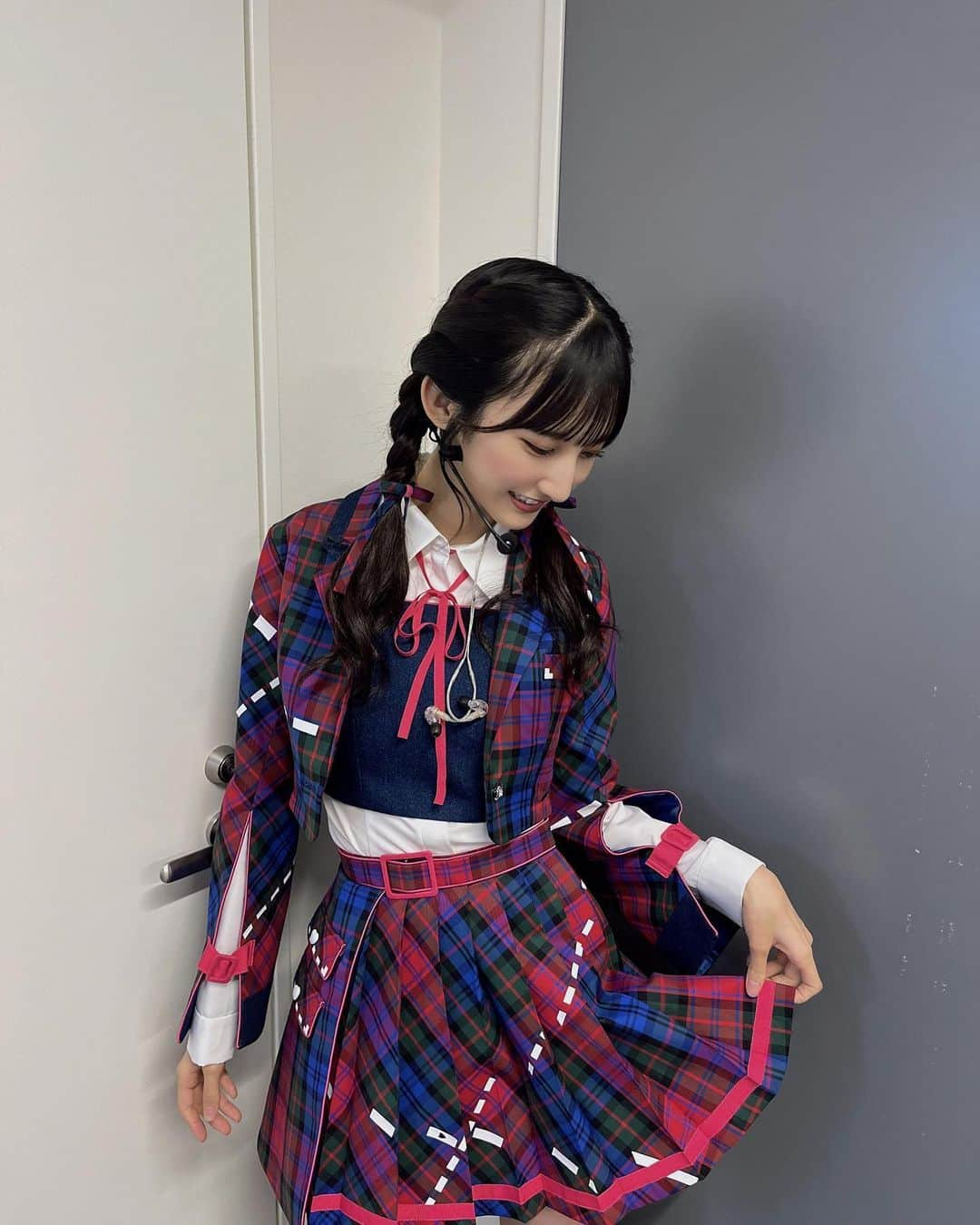 長友彩海さんのインスタグラム写真 - (長友彩海Instagram)「☺︎  新曲｢アイドルなんかじゃなかったら｣ 新衣装𓂃🎀𓈒𓏸  秘めた恋心をイメージした隠しハートがあるのも (見つけられるかな？！ヒントは1枚目！) トレンドカラーのピンクのチェックも 全て衣装さんの愛が詰まっています👗🎀❤️  楽曲に込められた意味や 衣装に込められた意味を直接聞いて より一層大切にしたいと思いました！  初お披露目の時に着ることが出来て嬉しかったです！  9月27日発売！あと3日！  皆で盛り上げていきましょう️ 👍🏻💖 ̖́-  .  #cdtvライブライブ #akb48 #長友彩海  #アイドルなんかじゃなかったら #新衣装  #idol #offshot #love #instagood #photooftheday #like4like #followme #f4f」9月24日 20時28分 - ayami.n_48