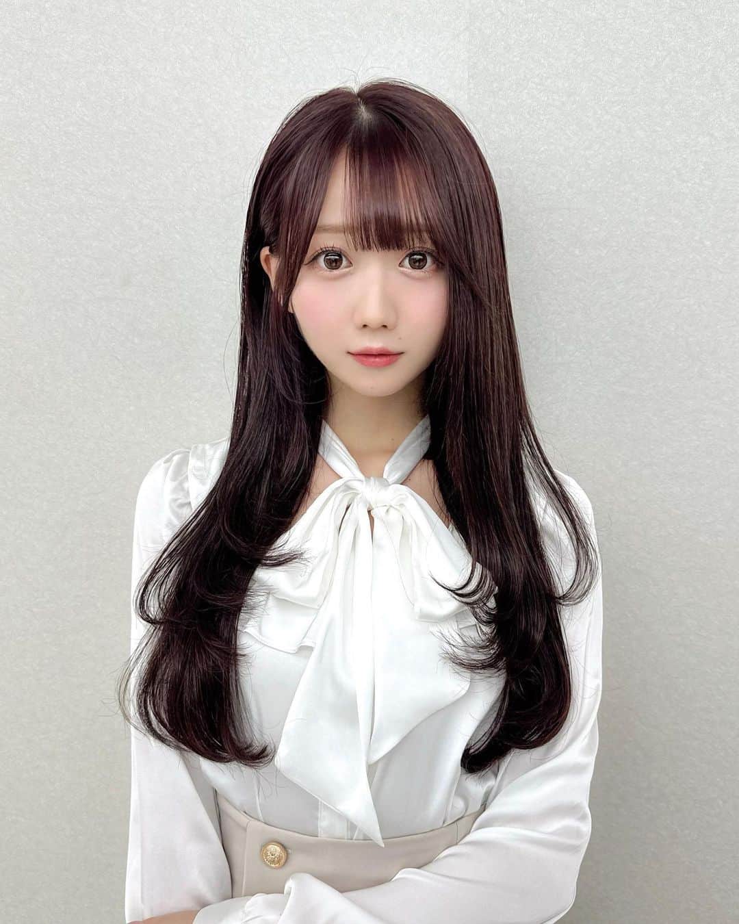大谷映美里のインスタグラム：「髪暗くしてぱっつん💓✂︎ ちょっと幼くなった気分👶🏻どうかしら…？  カラーは前回と同じく赤ピンク味のあるブラウン🤎 秋っぽくてかわいい〜🍂レイヤーも入れてもらったよ🍂 今回のヘアも @_nonsugaaar_ さん☁️  エクステで長さ出しもしていただいているよ〜！ 地毛みたいに馴染んで良きすぎる🐈 エクステはいつも @tamako_tamako さん☁️  ありがとうございます🩷 お洋服はRosé Muse、カラコンはアイドルリング🫶🏻」