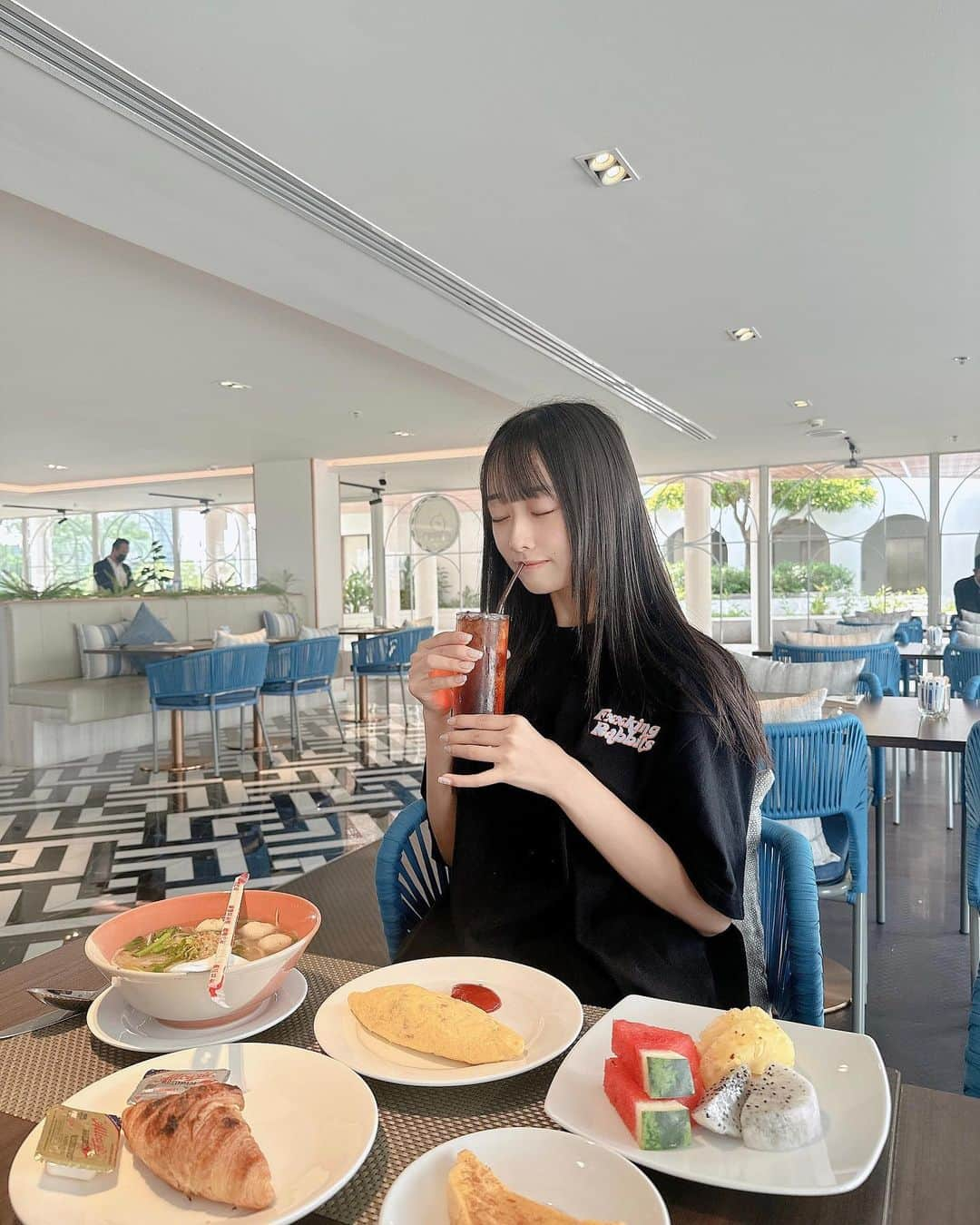 八木ひなたのインスタグラム：「・  ・  起きて秒でホテルの朝食会場行ったのですっぴんです🥚  ・  ・  ・  #自撮り #selfie #セルカ #fashion #love #メイク #instagood #code #selca #selfie  #셀카그램 #today #ootd #dailylook #instagood #いいね返し#instalike #instafashion #followme#アイドル#タイ#タイ料理 #タイホテル#朝食#朝食ビュッフェ #FR2#すっぴん#黒髪#黒髪ロングストレート #黒髪ロング」