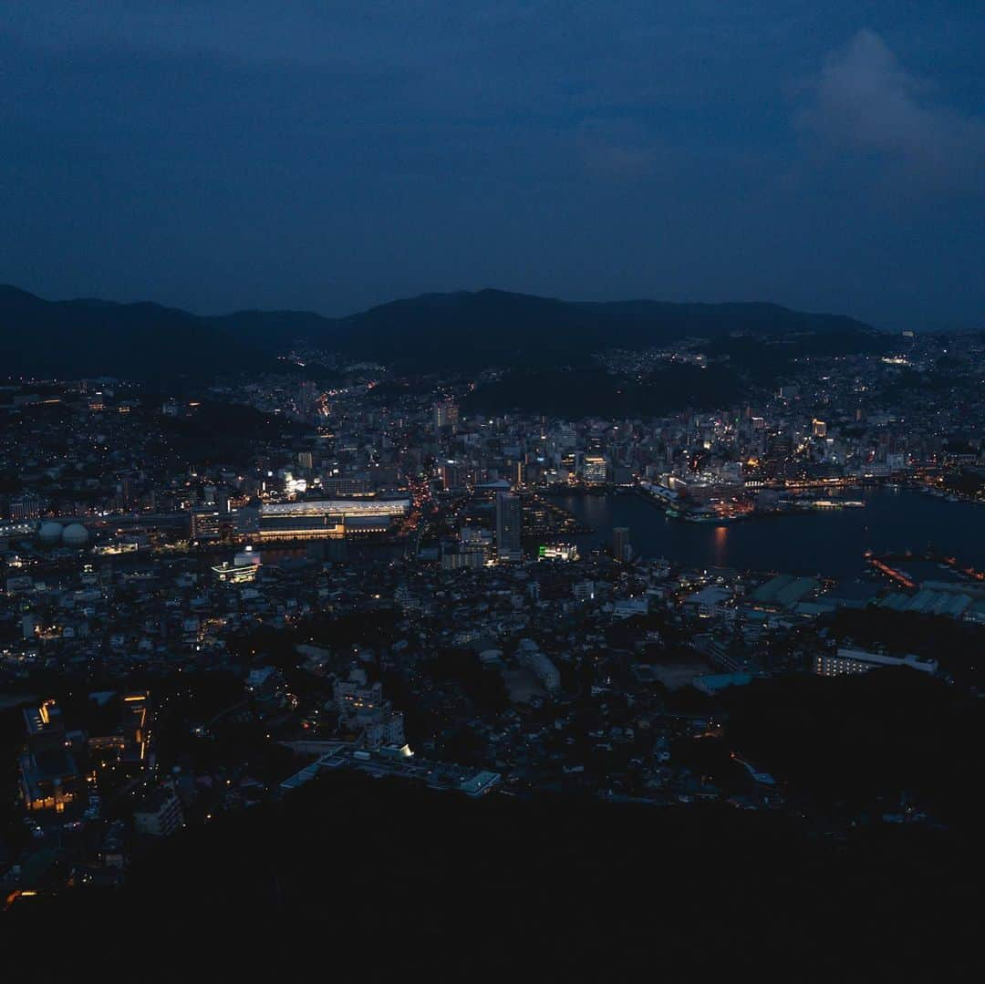 山口淳一さんのインスタグラム写真 - (山口淳一Instagram)「Mount Inasa observation deck. せっかちコンビは暗くなるまで待ちきれずに退散したため微妙な夜景写真に。 夕日が見れたから満足🌅  #japan #nagasaki #mountinasa #sunset #日本 #長崎 #稲佐山展望台」9月24日 20時29分 - junichi_yamaguchi