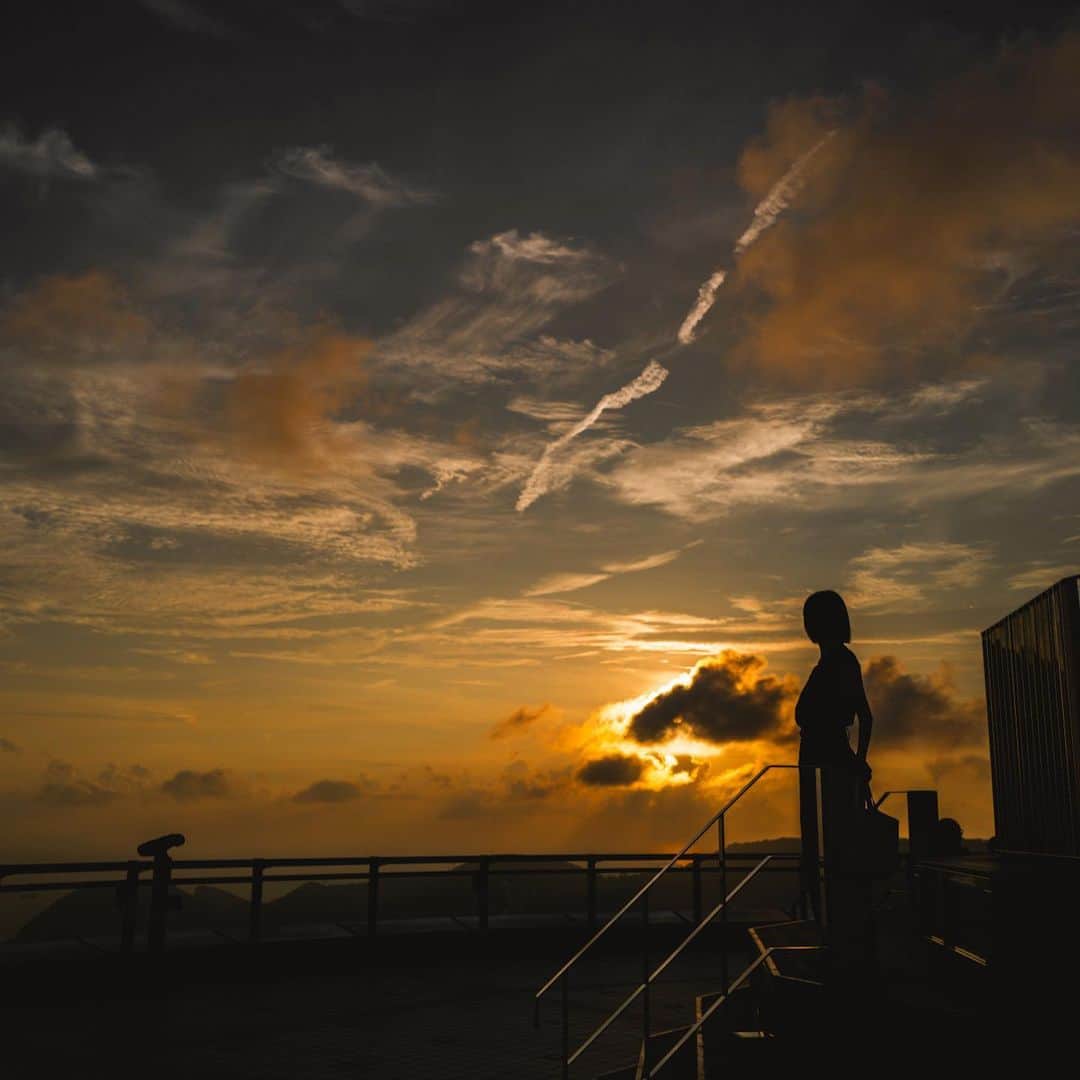 山口淳一のインスタグラム：「Mount Inasa observation deck. せっかちコンビは暗くなるまで待ちきれずに退散したため微妙な夜景写真に。 夕日が見れたから満足🌅  #japan #nagasaki #mountinasa #sunset #日本 #長崎 #稲佐山展望台」