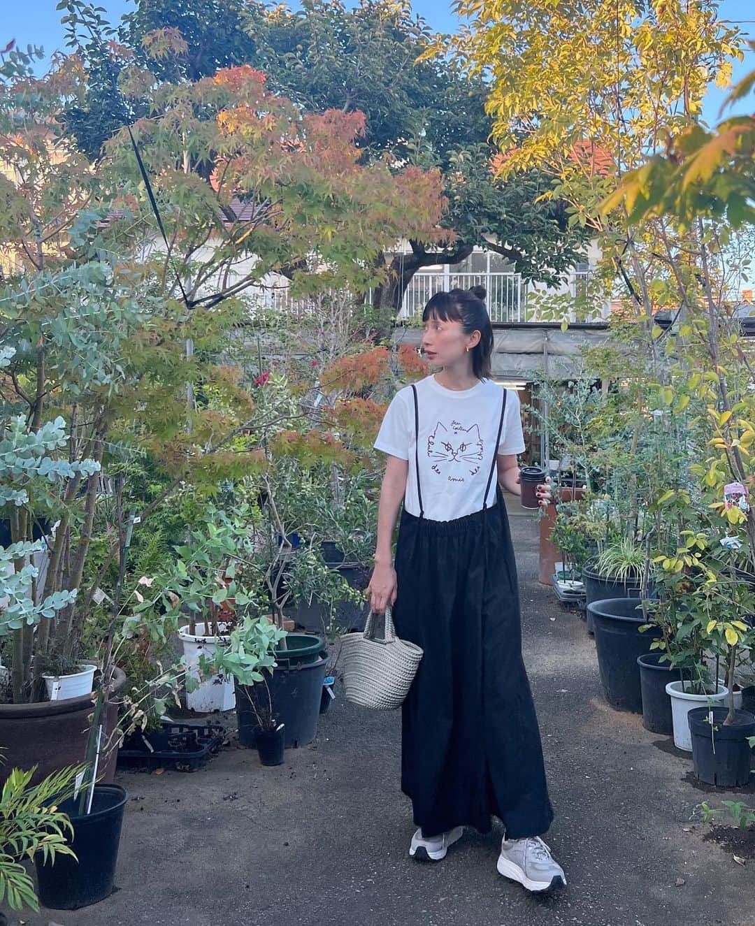 kazumiさんのインスタグラム写真 - (kazumiInstagram)「今週も園芸店へ😂🌵 毎週どこかに植物を探しにでかけて 数時間はいる🫨 コツコツ集めるのがたのしいね♡ 新しい趣味をみつけた🤣🪴  今日はロケバスの松本さん @cliffmatsu に教えて頂いた 榎本園芸へ🌵ありがたや💛 大きめの枝物もリーズナブルで 見てるとテンションが上がって かなりお買い物した🛒🩷 また行っちゃうなぁ🥹✨  @ozakiflowerpark と @solsofarm  は 良く行くんだけど 関東近郊で大きめの植物が豊富な オススメの園芸屋さんもし他にも ご存知の方いらっしゃったら 教えて頂けると嬉しいです🥹✨ 園芸屋さん巡り楽しすぎる😍  今日の私服は ネコTシャツ　@6______roku  キャミワンピ　@studioclip ×kazumiコラボ スニーカー　@hitec_japan  バッグ　@balenciaga   . #園芸店 #園芸#ガーデニング#観葉植物#ベランダガーデニング#榎本園芸 #kazumi#studioclip#kazumiコラボ#roku#hitec#balenciaga」9月24日 20時40分 - kazumi0728