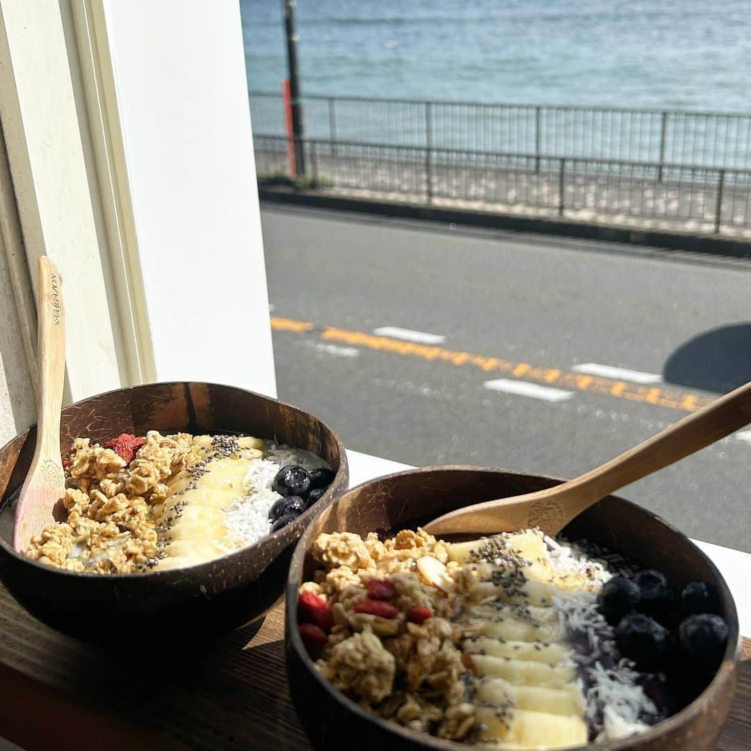 岡本麻佑のインスタグラム：「. また旅行中ほぼ毎日食べていたアサイーボウル🥣🩷 なんでこんなに美味しいの😮‍💨✨本気で毎日食べれそ🥹💜」