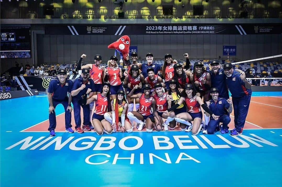 ベタニア・デラクルスのインスタグラム：「A Dios la gloria🙏🏾 Grande Equipo❤️ El orgullo no me cabe en el pecho🥹 Nos vemos en París 🥰😍」