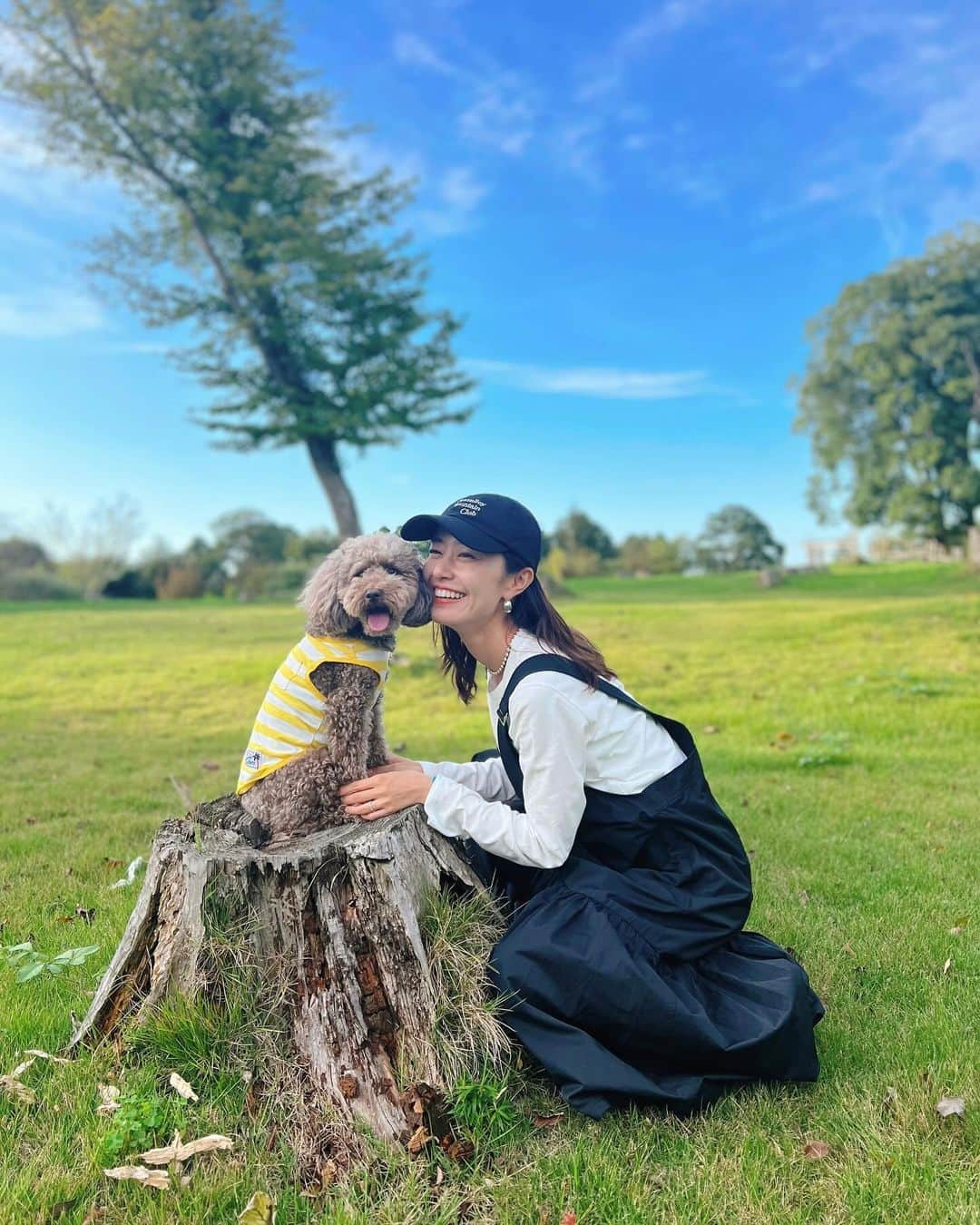 菊井彰子のインスタグラム：「・ 今年の4月ぶりの小谷流ドギーズアイランド🐶 @doggys_island_official   広いドッグランへ解き放つポンスケdayは最近もっぱらここ🚗✨  宿泊もできるみたいだけれど 日帰りで充分楽しめる😆  緑いっぱいなので空気も良し🌱 お食事もワンちゃん一緒に入店できたり 🐶グッズのお店もあるよ。 お誕生日プレゼントにお洋服とおもちゃゲット。  カートで施設内の移動ができるようになっていて 一周したらお天気良くて気持ちよかったぁ🎵  真隣の @koyaru_morinoyu.official  も最高ですよぉ〜♨️  ポンちゃんが本当に嬉しそうで見ていて幸せだったなぁ。  改めて5歳おめでとう🎉㊗️ ・ ・ ・ ・ #小谷流の里ドギーズアイランド  #ドッグラン  #千葉ドッグラン #小谷流の里  #ドギーズアイランド  #ドギーズアイランド小谷流  #4yearsold  #4歳女の子  #犬のいる暮らし  #犬と子供  #トイプードル男の子  #トイプードル部  #トイプードルブラウン男の子」