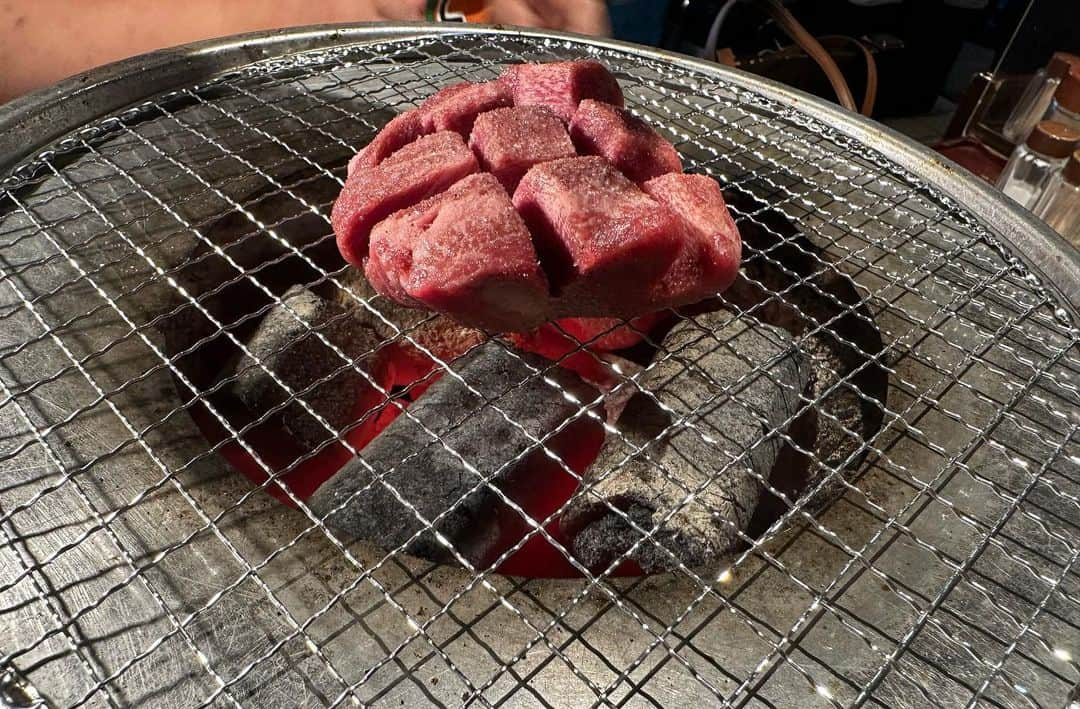 才川コージさんのインスタグラム写真 - (才川コージInstagram)「先日、彦摩呂さんと焼肉に行ってきました🍖🔥  ご飯のお話ししたり、素敵なお話を聞けたり！ お仕事や色々な相談に乗って頂いたり、優しくて素敵な大先輩です✨  6年前に舞台でご一緒した時はずっとパンツ一丁で楽屋を彷徨く筋肉も少し大人になったねと言われました笑  沢山パワーチャージ出来たから新テニミュの本番までもうひと頑張りするぞ🔥  ご馳走さまでした🍖！ #彦摩呂 #焼肉 #筋肉」9月24日 20時34分 - kojisaikawa