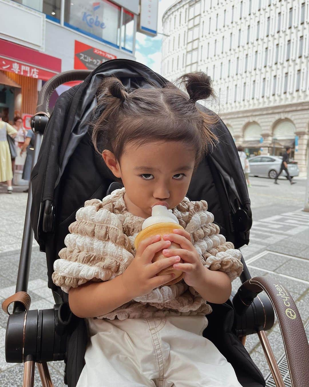 三方美穂のインスタグラム：「今日は神戸の南京町へお出かけ💛 デザートのアイス🍦 みんなで取り合いして食べるのが1番美味しい🤤  南京町から歩いてメリケンパークへ 噴水広場を見つけて直行！笑 心にとっては1番楽しい遊び🤣 何かあるかもと思って着替え持ってきてて良かった😌  また来ようね♡ #お出かけ #親子コーデ  #神戸 #南京町 #メリケンパーク #2歳児」