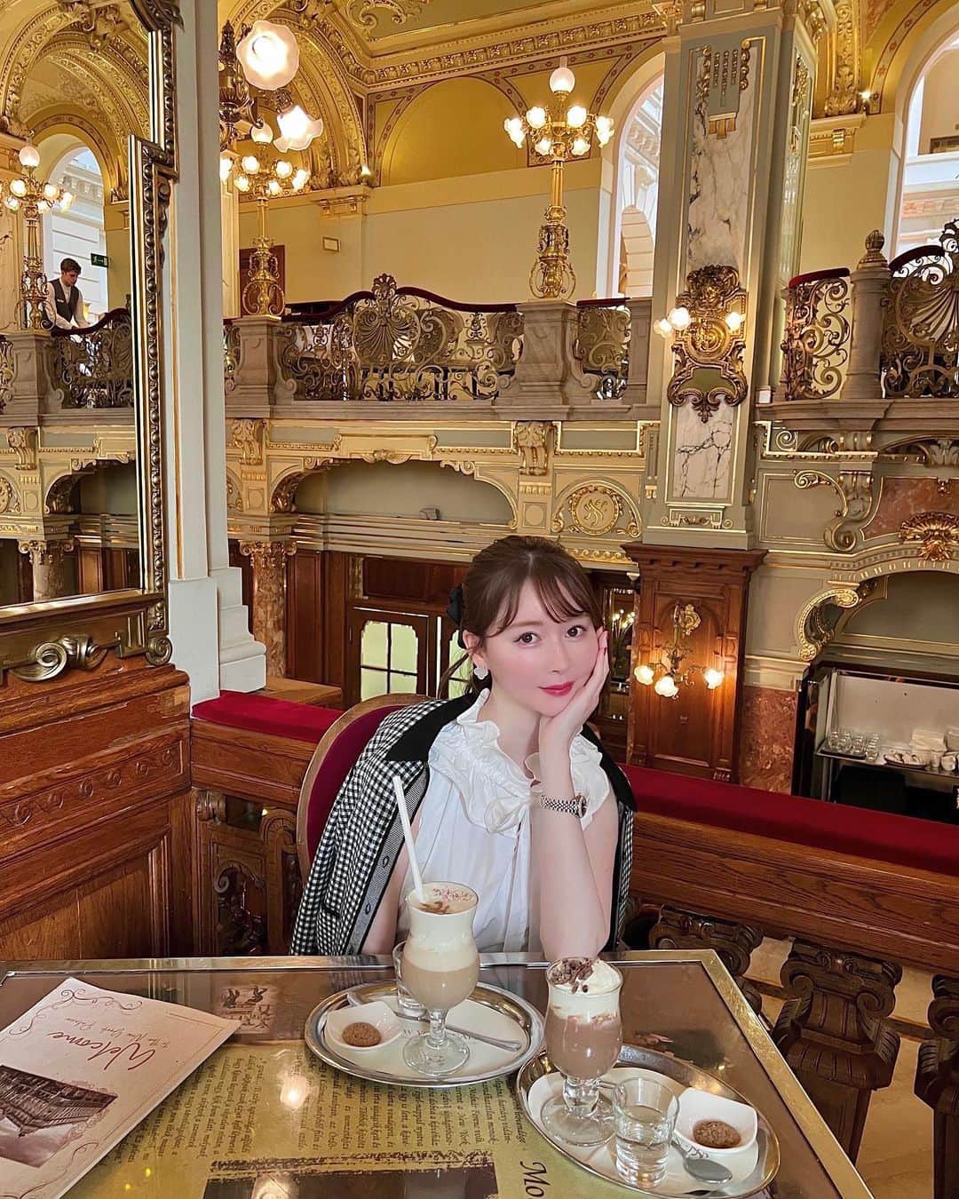 ayakoのインスタグラム：「New York Café Budapest🇭🇺  世界一豪華で美しいカフェと称されている宮殿のようなカフェ🏰 小さなエントランスからは想像できないほどの豪華さと美しさに感動した🥺🩷  頼んだドリンクはあまあまでおいしかった☕️🥰 次はこのanantara hotelに泊まってここで朝食たべたいな🍽️🥐  #newyorkcafe #newyorkcafebudapest #budapesthungary #カフェ巡り #anantaranewyorkpalace」