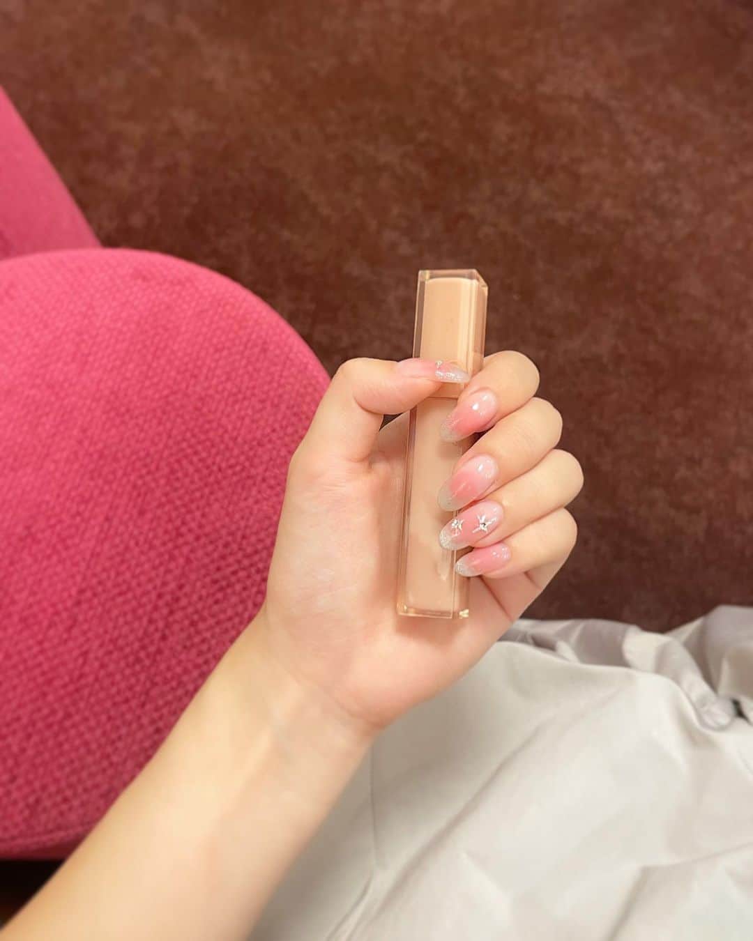 伊藤小春のインスタグラム：「小さい頃から変わらずピンクが1番好き💘 ⁡ ⁡ 持ってるのは最近お気に入りのリップ！ rom&ndの日本限定カラーかわいい◎ ⁡ ⁡ ⁡ #ネイル#ジェルネイル#ネイルデザイン#チークネイル#ワンホンネイル#うるうるネイル #ロムアンド#peachmocha」