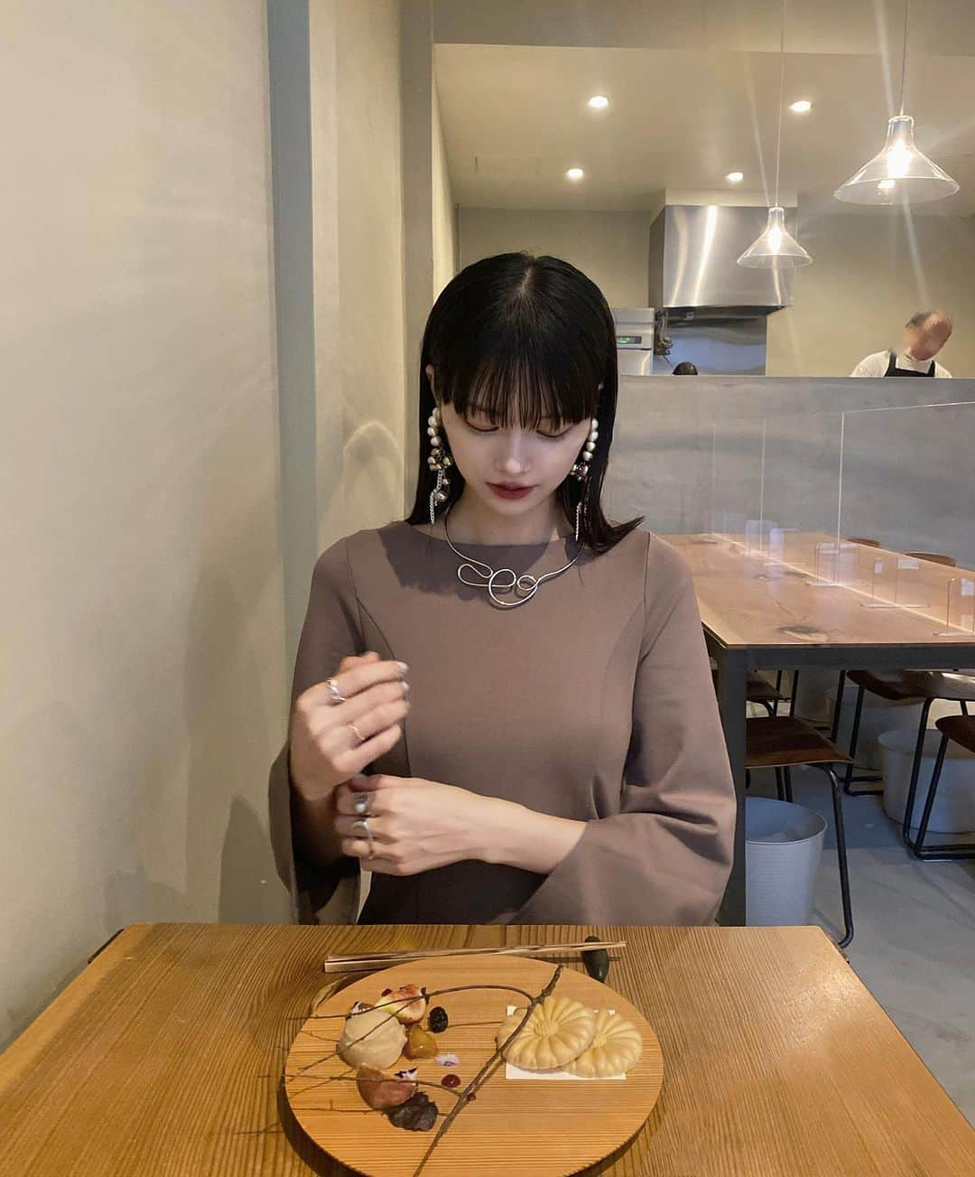 椎名伊織さんのインスタグラム写真 - (椎名伊織Instagram)「mikuri🍂♡ 今季はイチジクのモナカ  お洋服は色味を合わせて  @stylevoice_officialのブラウンのワンピース🙊  ZOZOにて¥1,000クーポンでてます❤︎  #STYLEVOICE #スタイルヴォイス #Stylevoiceforxxx #スタイルヴォイスフォー #マーメイドワンピース #pr」9月24日 20時35分 - iori_2038