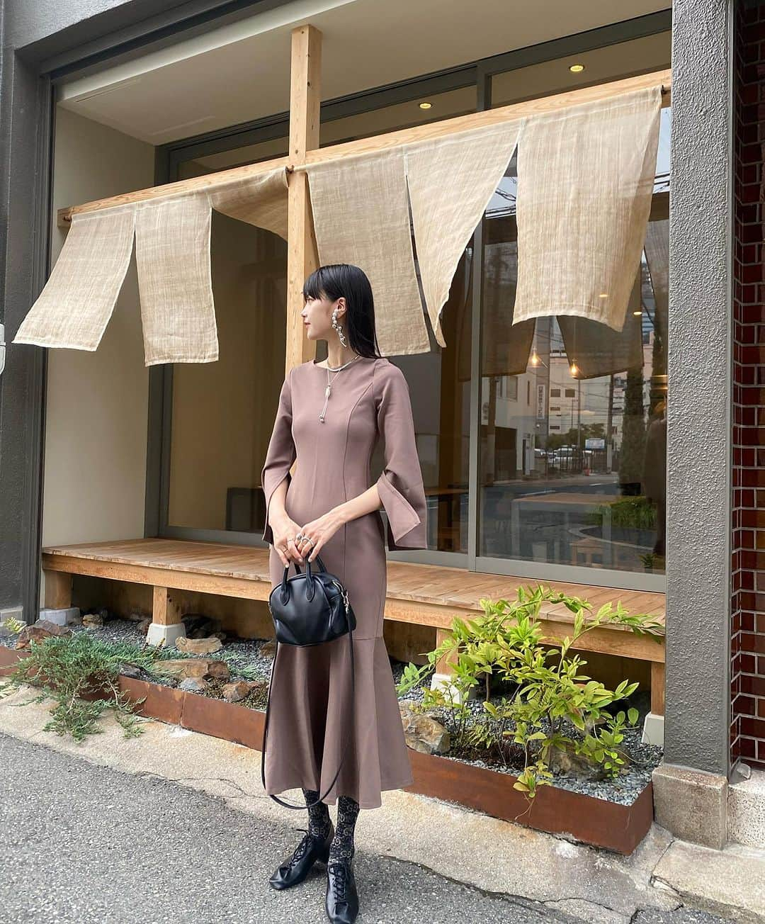 椎名伊織さんのインスタグラム写真 - (椎名伊織Instagram)「mikuri🍂♡ 今季はイチジクのモナカ  お洋服は色味を合わせて  @stylevoice_officialのブラウンのワンピース🙊  ZOZOにて¥1,000クーポンでてます❤︎  #STYLEVOICE #スタイルヴォイス #Stylevoiceforxxx #スタイルヴォイスフォー #マーメイドワンピース #pr」9月24日 20時35分 - iori_2038