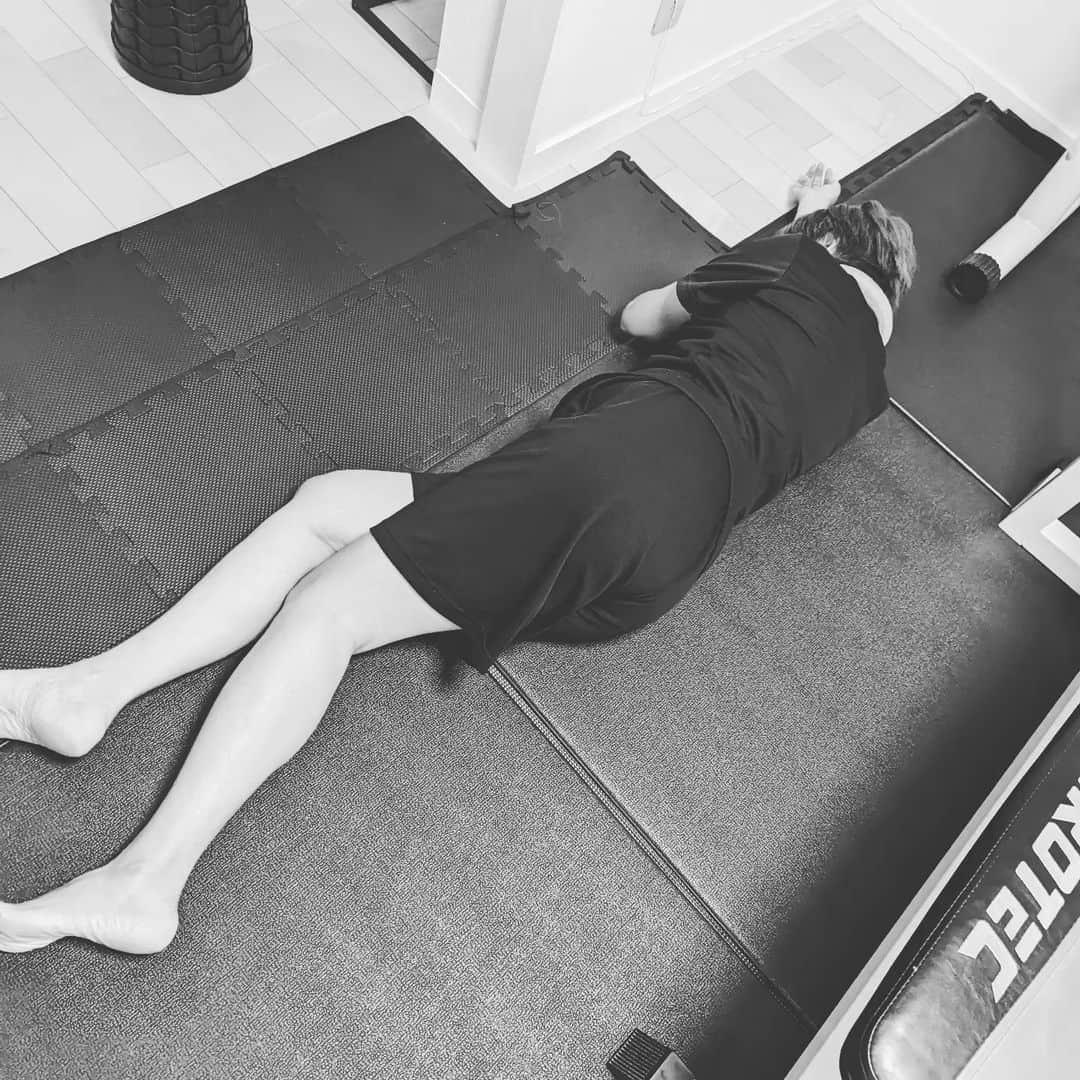 島田佳奈さんのインスタグラム写真 - (島田佳奈Instagram)「今朝もちゃんとパーソナルトレーニング行ったよ！（28回目） なぜか今日はいつもと同じウェイトが重く感じて、同じ回数こなしたら限界に達した。もしや体重落ちて筋肉も落ちた！？ 毎週筋トレしてると、わずかな肉体の変化や体調の良し悪しに気づくことができる。カラダと対話する時間、大切やね。限界まで追い込むのも、慣れれば快感w」9月24日 20時36分 - shimadakana