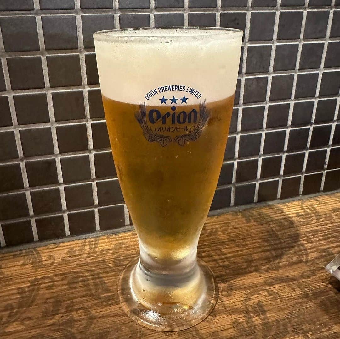のインスタグラム：「【海援隊沖縄まじや大名🌊】  飲み放題2時間1,500円🍺 オリオンビール🍺入店1時間は一杯100円🍻 どちらかを選ぶのだけれど、オリオンビール🍺以外も呑むよね〜て、飲み放題にしたのに結局オリオンビール🍻が美味し過ぎて、オリオンビールに始まり、オリオンビール🍺で〆ました🤣 お店の術中に見事ハマる簡単なお客は私です🤣  リーズナブルで、お料理もクオリティー高くて最高🤩  #沖縄グルメ #オリオンビール #ビール最高 #おつかれ生です #海援隊沖縄まじや #沖縄」