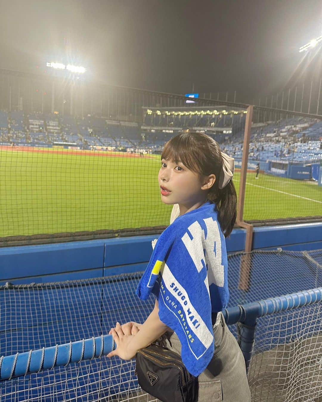 宮崎あみさのインスタグラム：「先日、友達に誘われて数年ぶりに野球観戦してきた⚾  成人してから行くのは違う楽しみ方があるね🤟 ・ このタオルは友達からお借りたよー！ ・ ちなみにこの日は、ベイとヤクルトの試合だったけど宮崎さん今ここのファンだよ！って所がないので単純に試合を楽しく観戦してきました🤲」