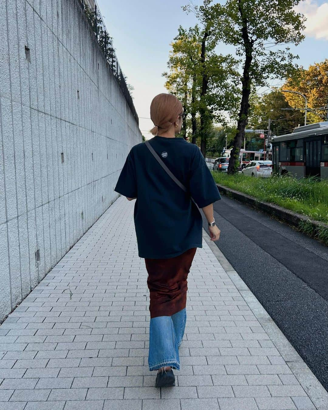 川島幸恵さんのインスタグラム写真 - (川島幸恵Instagram)「🌿🌿🌿 ⁡ のんびり休日😇 ランチ🍝→スーパーマーケット🛍️→パン屋さん🍞という、休日のご近所コース🚶‍♀️ ⁡ お休みにも大活躍なYAHKIのミニショルダー。 沖縄旅行にも持って行って大活躍でした🙋🏼‍♀️ ⁡ 一気に涼しくなって過ごしやすい〜🍂 ⁡ ⁡ #SHENERY_official #tee #vintage #skirt #zara #denimpants #vintage #vintagelevis #levis646 #bangls #tiffany #glasses #yinyear  #bag #yahki #sandals #hokaoneone  #layered #layeredstyle #fashion #styling」9月24日 20時43分 - sachie118