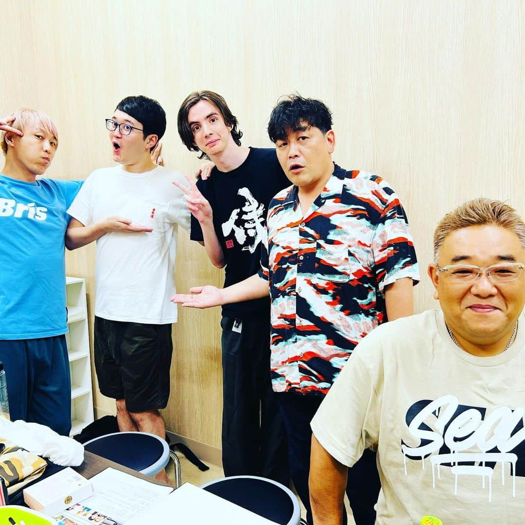 きたばさんのインスタグラム写真 - (きたばInstagram)「【超告知】 『1億3000万人のSHOWチャンネル』 9月30日（土）夜7時56分 生放送2時間スペシャル！  まかろにステーションの2人で初めてロケ行かせていただきましたー！！！ 事務所の先輩のサンドウィッチマンさんとお見送り芸人しんいちさんとご一緒させていただきましたー！！！！！  温浴施設で仕事をするという、長年の夢が一つ叶いました…😢 さて、どれくらい使われてるのか！！！笑 全員でチェックしましょう♨️♨️♨️♨️♨️ よろしくお願いします🥺  #SHOWチャンネル」9月24日 20時43分 - macaroni_gram_kitaba