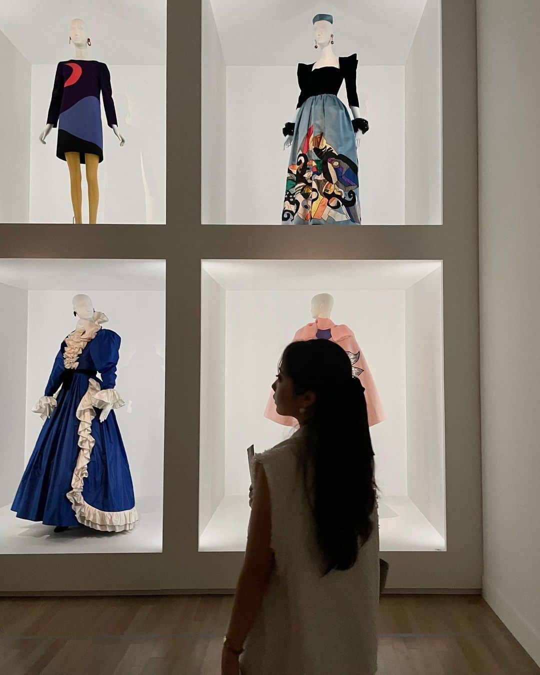 塚本いづみのインスタグラム：「. タイミングが合って行けた念願のイヴ・サンローラン展、、、♡」