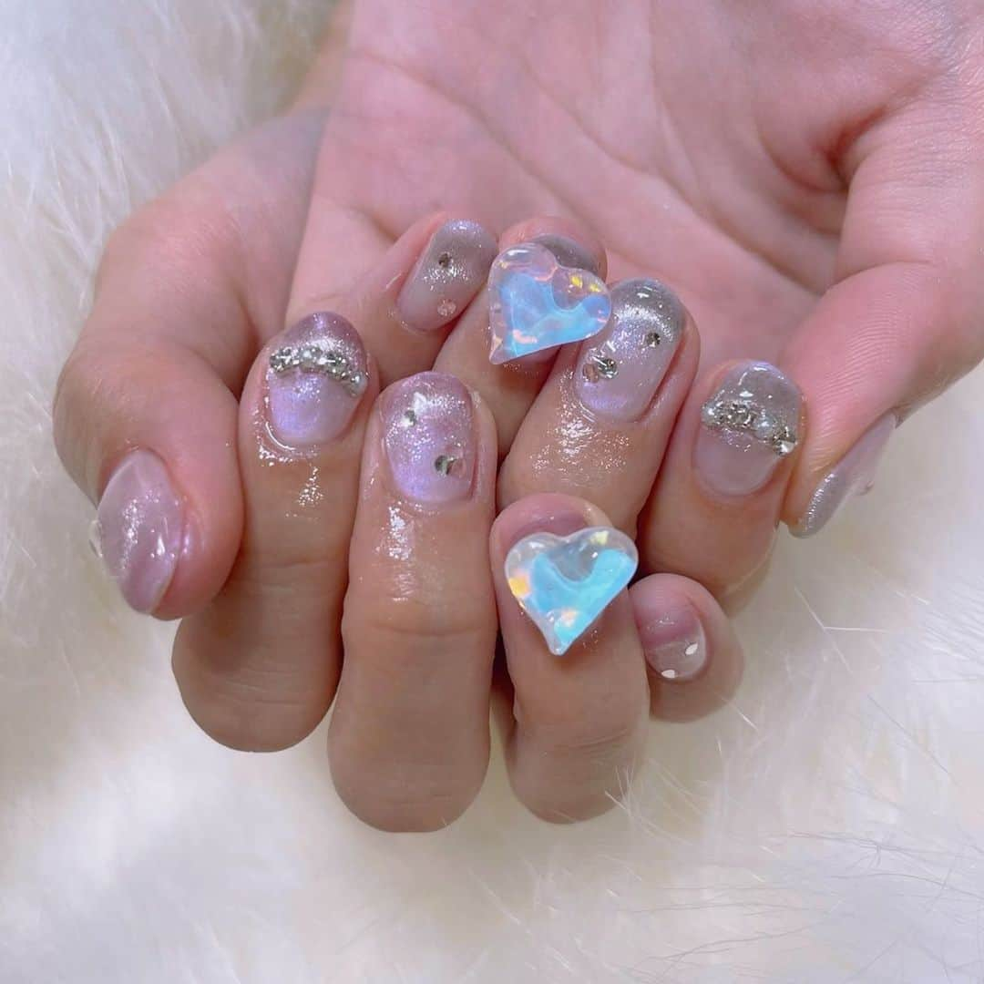 根岸愛のインスタグラム：「💅🤍💅 . newネイル💕 Lapis新宿店にて 担当はmanamiさん(@lapis_manami )💅✨ 新しいパーツすぐ使いたくなっちゃう... 薬指の大きいハートが とっても可愛いです☺️🤍 . #nail #nails #lapisnail #heartnails #hertnail #magnetnails #ネイル #キラキラネイル #ハートネイル #マグネットネイル #アシンメトリーネイル」