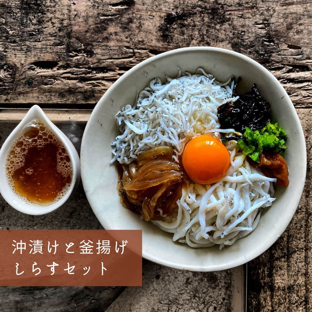 ポケットマルシェ(ポケマル) さんのインスタグラム写真 - (ポケットマルシェ(ポケマル) Instagram)「新鮮食材を『丼』で堪能✨ ポケマル産直丼のススメ😋 . ポケマルには、様々な丼のセット商品があるんです！ ホカホカごはんの上に、生産者さんが作ったこだわりの具材をどーんとのせていただけば、至福の時が訪れます🥰 . 丼料理は時短料理としても最適◎ 夏バテ気味の体にも元気をチャージできますよ✨ 食欲の秋🍁は丼からスタートしてみませんか？ . ◆１枚目：三種海鮮丼セット(鯛・マグロ・カンパチ) スライス済なので、解凍するだけですぐ食べられる！希少部位も入った豪華な海鮮丼をご堪能ください。 . ◆２枚目：生シラウオの沖漬けと釜揚げシラスの2色丼 九十九里産のシラスを生と釜揚げ両方いただける欲張りなセット。なくなり次第終了なのでお急ぎを。 . ◆３枚目：黄金の豚かば焼き 宮城県産のバラ肉を甘みとコクがある特製タレに漬け込みました。お箸でほぐれるほど柔らか。 . ◆４枚目：媛っこ地鶏の親子丼 秘伝の出汁を使い、コクのあるモモ肉を炭火で炙った、香りの高い親子丼に仕上がりました。 . ….……………………… . 画像をクリックすると商品ページをご覧いただけます。 ポケマル公式アカウント（@pocket.marche）のリンクより、ポケマルにアクセスし、「丼」と検索すると、さらにたくさんの商品をご覧いただけます。 . ………………………… . 産直EC「ポケマル」では 📌産地直送の食材を紹介 📌生産者さんの紹介 📌ポケマルのキャンペーン を日々投稿しています！ . 投稿が気になったら、ぜひフォローをお願いします👉 @pocket.marche . ………………………… #ポケットマルシェ #ポケマル #pocketmarche #農家直送 #産地直送 #生産者応援 #産直食材 #旬 #三色丼 #二色丼 #刺身丼 #海鮮丼好きな人と繋がりたい #海鮮丼 #丼物 #鮮魚 #親子丼 #親子丼好き #豚丼 #しらす #しらす丼 #しらすご飯 #沖漬け #沖漬け丼 #秋の味覚 #食欲の秋 #食欲の秋です」9月24日 20時46分 - pocket.marche