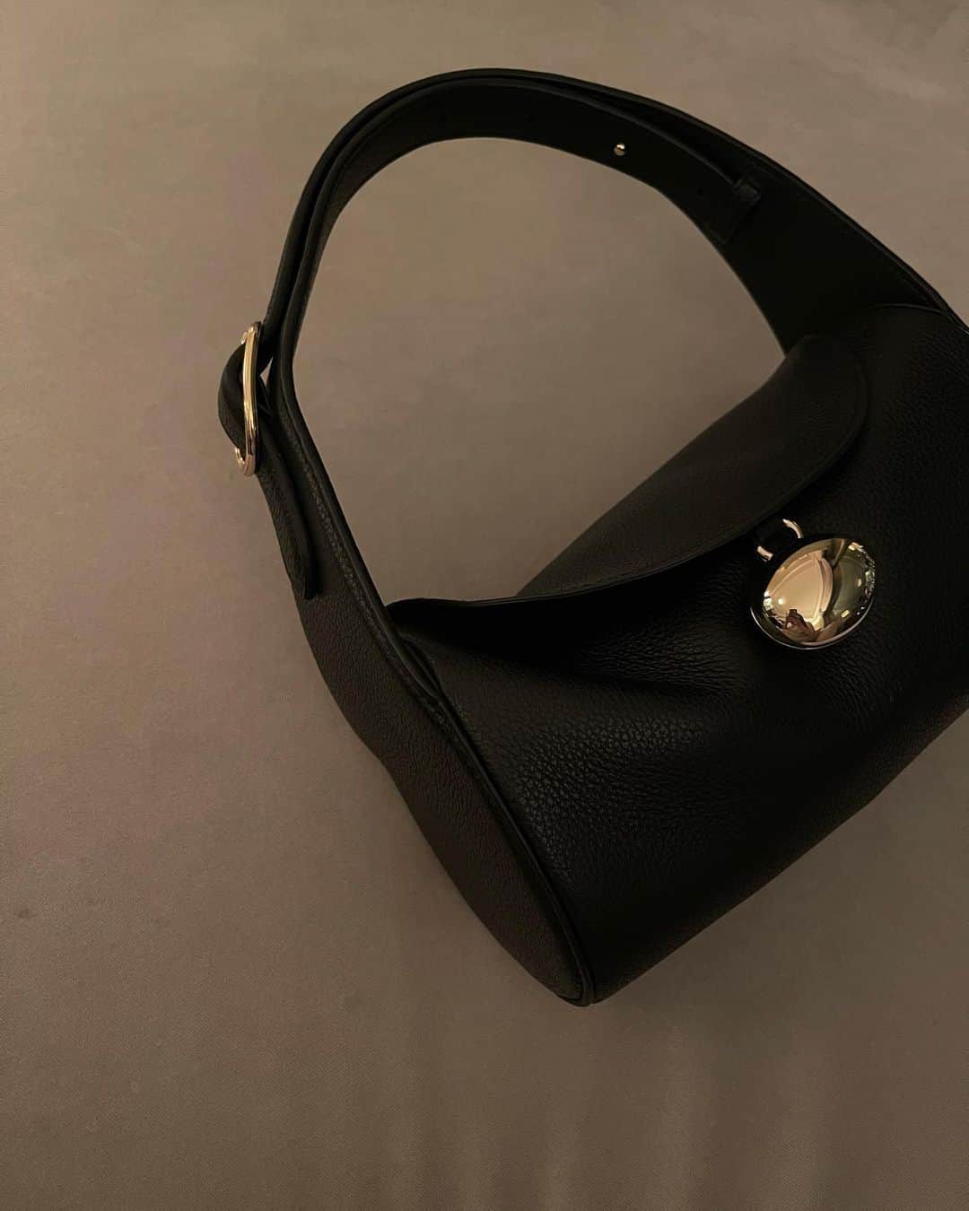大坪はるらのインスタグラム：「@cafune.official 🖤  DROP DUFFEL ずっと気になっていたbagが手元に ころんとしたゴールドチャームが存在感を放って可愛い。♡  秋冬のコーディネートにピッタリで これから大活躍しそうですー🖤  📍CAFUNE POP UP ニュウマン横浜3F NEWoMan Lab 10.2(mon)-10.22(sun)  #cafunexnewoman#pr」