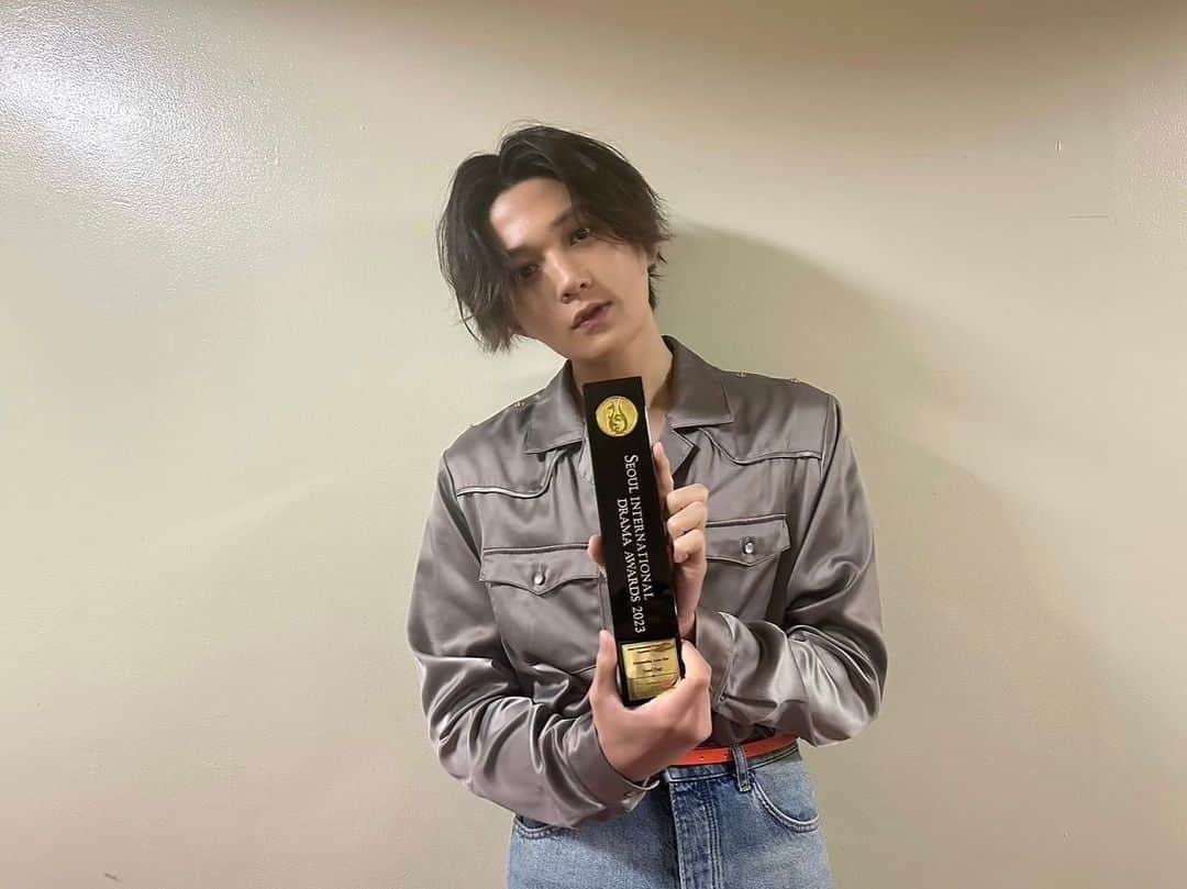 FANTASTICS from EXILE TRIBEのインスタグラム：「. Seoul International Drama Awards 2023  今年は残念ながら 授賞式に出席できませんでしたが、 トロフィーは無事に受け取りました！  いつもたくさんの温かい応援ありがとうございます。  @yuseiyagi_official  #八木勇征 #YuseiYagi  #SDA2023 #SDA #ソウルドラマアワード」