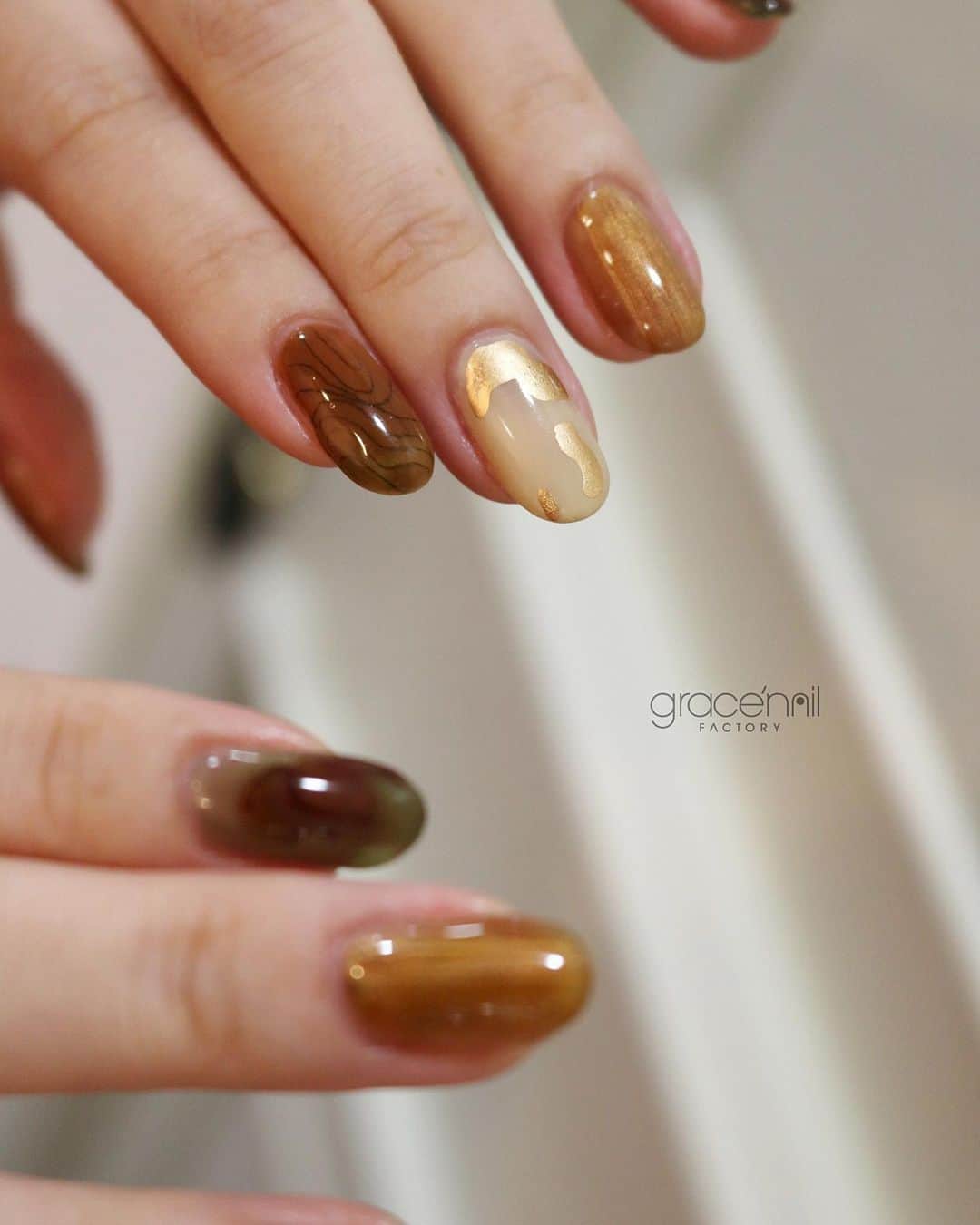のインスタグラム：「ウネウネ〜とゴールドが かわいい😍  秋だなぁ🍂🍂🍂  @gracenailfactory_haruka   ______________________ 《grace'nail factoryのこだわり》  ✔︎design policy ネイルは一番身近な芸術 お客様の満足、感動、好奇心を満たす、オリジナルアートのクリエイションにつとめております  ✔︎育爪policy お爪本来の力を育つよう 丁寧なケア、爪質改善のためのアプローチを行なっています  ・アセトン不使用（当店オフの場合」 ・フィルイン ・ウォーターケア付き ・お爪周りの角質ケア  お爪の健康を大切にしていきたい方 、爪質改善を求めている方、ジェルネイルの持ちを良くしたい方に 喜ばれています  ✔︎おもてなしpolicy お客様が【ここへ来たら元気になれる】と喜んでいただけるような〝心〟ある空間づくりを大切にしています  ✔︎エシカルへの取り組み 人への影響だけではなく、地球環境に配慮した良質な商材選びにこだわっています  ——  @gracenailfactory   大阪市西区南堀江1-21-9 南堀江ビル2階  ☞堀江公園のすぐそば ☞レンガ色の入り口  定休日/木曜日 平日10:00-18:30（最終受付） 土日祝11:00-18:30（最終受付）  #堀江ネイル　#マグネットネイル大阪 #大阪ネイルサロン #ウォーターケアのあるサロン  #育爪ネイルサロン  #フィルイン大阪 #個性派ネイル大阪 #カジュアルネイル大阪 #南堀江ネイルサロン #堀江ネイル #ニュアンスネイル大阪  #フットネイル大阪 #インクアート大阪  #ミラーネイル #大人カジュアルネイル #ネイリスト採用大阪 #巻き爪ケア大阪 #네일 #泡ネイル #バブルネイル #ネイリスト求人大阪 #秋ネイル #nail」