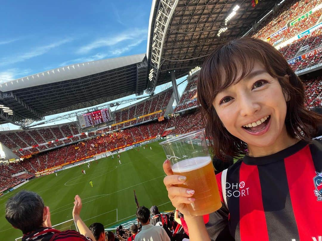 佐藤彩さんのインスタグラム写真 - (佐藤彩Instagram)「楽しかったコンサドーレアウェイ応援⚽️  名古屋戦は1-1の引き分け 勝ち点1ゲットです🤗 順位ひとつ上がりましたね！ 良い攻撃も、ゴールシーンも見られて ワクワク感がありました☺️ 次は勝利を期待しています🙌 . . さて今回は… アウェイ応援仲間が行けないとのことで ちょっと迷いもあった今月あたま…  今は愛知県に住んでいる 元トピッカーの柳谷杏奈ちゃと こんなやり取りがありました😂 . . 「彩さん、グランパス戦来ませんか？笑」  「実は迷ってる！笑」  「ただ彩さんに会いたかったので聞いてみただけです🤣笑」 . . うわぁ〜😳！！ そんなこと言われたら…行くー！！笑 　  某先輩からは「チョロいな！笑」と言われましたし😂  「それで決めちゃうの、フッ軽すぎる！笑」 (褒め言葉だと思っている笑)  など、他にもいろいろ言われるエピソードですが😂 行く選択ができた自分を褒めようと思います！笑 だって、ものすごく充実した楽しい週末だったから🥹✨  最近、良いタイミングで声をかけてくれる人が多くて だいたいそれに乗っかると 良い流れを引き寄せられている気がします☺️  声かけてくれる皆さん、いつもありがとうー😂🙌  #コンサドーレ #北海道コンサドーレ札幌 #アウェイ応援 #名古屋戦 #豊田スタジアム #カッコ良いスタジアムだった #番組で募集した一言 #叫んでみた #動画撮影にも付き合ってくれた #杏ちゃんありがとう #お誘い感謝 #会えて嬉しかった #良い思い出 #楽しかった」9月24日 20時50分 - hbc_ayasato