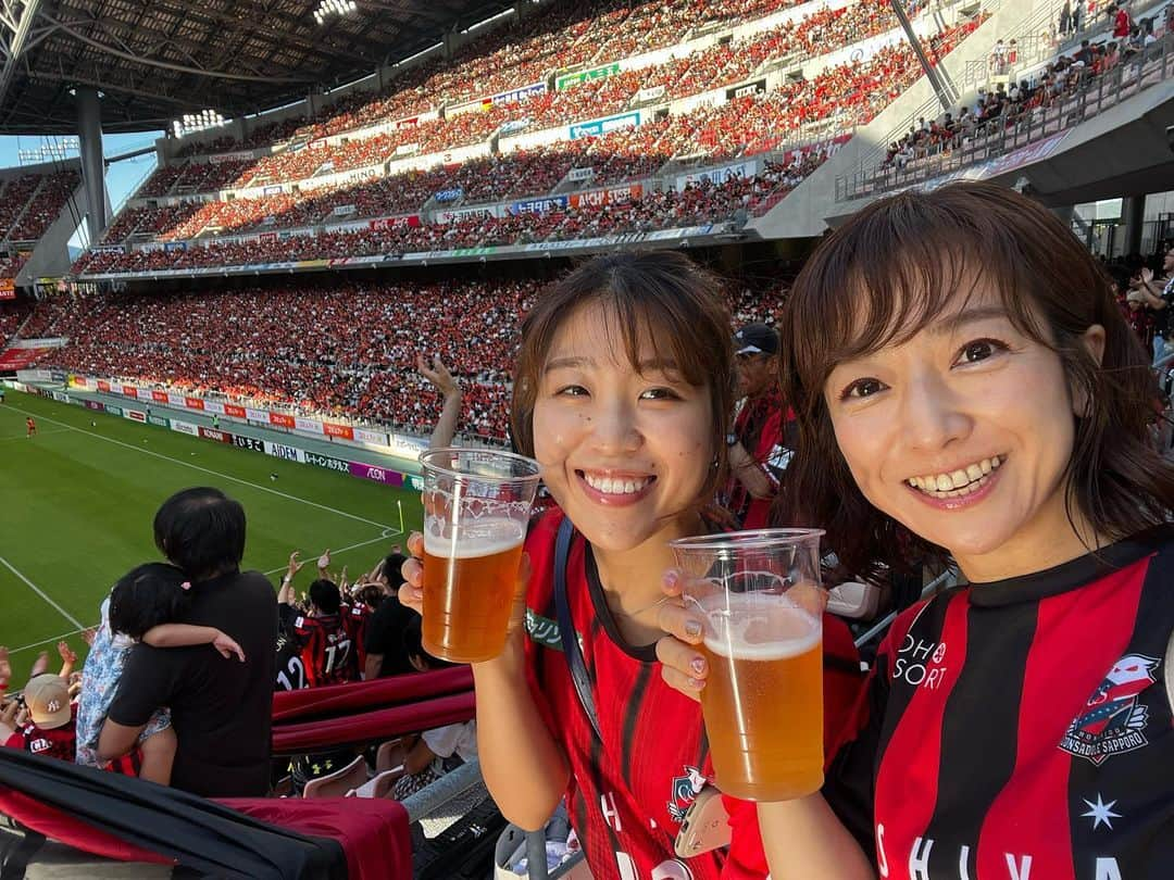 佐藤彩さんのインスタグラム写真 - (佐藤彩Instagram)「楽しかったコンサドーレアウェイ応援⚽️  名古屋戦は1-1の引き分け 勝ち点1ゲットです🤗 順位ひとつ上がりましたね！ 良い攻撃も、ゴールシーンも見られて ワクワク感がありました☺️ 次は勝利を期待しています🙌 . . さて今回は… アウェイ応援仲間が行けないとのことで ちょっと迷いもあった今月あたま…  今は愛知県に住んでいる 元トピッカーの柳谷杏奈ちゃと こんなやり取りがありました😂 . . 「彩さん、グランパス戦来ませんか？笑」  「実は迷ってる！笑」  「ただ彩さんに会いたかったので聞いてみただけです🤣笑」 . . うわぁ〜😳！！ そんなこと言われたら…行くー！！笑 　  某先輩からは「チョロいな！笑」と言われましたし😂  「それで決めちゃうの、フッ軽すぎる！笑」 (褒め言葉だと思っている笑)  など、他にもいろいろ言われるエピソードですが😂 行く選択ができた自分を褒めようと思います！笑 だって、ものすごく充実した楽しい週末だったから🥹✨  最近、良いタイミングで声をかけてくれる人が多くて だいたいそれに乗っかると 良い流れを引き寄せられている気がします☺️  声かけてくれる皆さん、いつもありがとうー😂🙌  #コンサドーレ #北海道コンサドーレ札幌 #アウェイ応援 #名古屋戦 #豊田スタジアム #カッコ良いスタジアムだった #番組で募集した一言 #叫んでみた #動画撮影にも付き合ってくれた #杏ちゃんありがとう #お誘い感謝 #会えて嬉しかった #良い思い出 #楽しかった」9月24日 20時50分 - hbc_ayasato