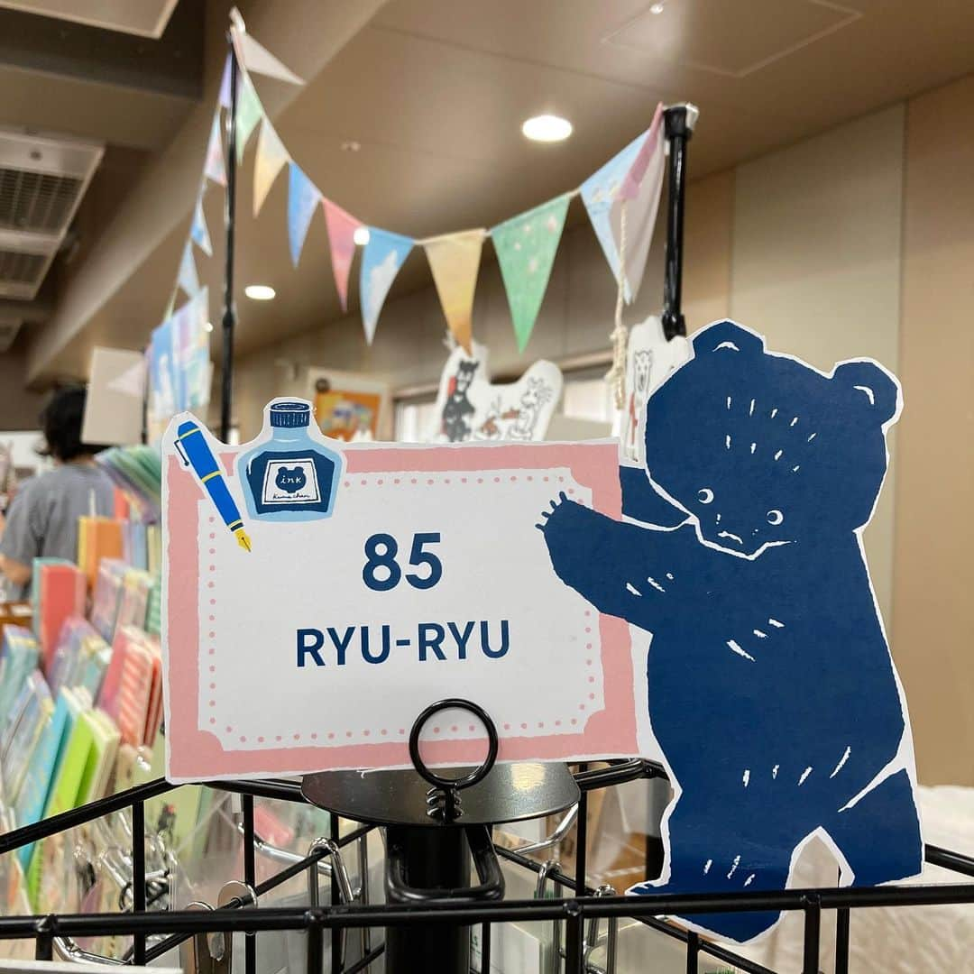 RYU-RYUさんのインスタグラム写真 - (RYU-RYUInstagram)「【２日間ありがとうございました】 . こんばんは！ . きのう、きょうの２日間で 『紙博in 東京』にお越し下さったお客様、 本当にありがとうございました！ . ようやく秋らしさを感じられる陽気の中 会場は多くの紙好きさんで賑わい、 あっという間に時間が過ぎた２日間でした✨ . リュリュにとって1年ぶりの 東京出展でしたが、 東京の紙好きの皆様と ふたたびお会いできたことは リュリュにとって本当に 貴重な機会となりました。 . このような素敵なイベントに 参加する機会を下さった手紙社様、 はるばるご来場頂きました紙好きのお客様、 開場運営をしていただけたスタッフ様、 多くの関わられた方々に 改めて心より感謝申し上げます。 . どうぞ今後とも、 リュリュの商品をどうぞよろしくお願い致します☺️ . #手紙社 #手紙舎 #紙博 #東京イベント #文具 #紙もの #紙もの好き #ステーショナリー #リュリュ #大阪 #手帳デコ #昭和レトロ #文具好き#ryuryu #紙博in東京戦利品」9月24日 20時53分 - ryuryu_zakka