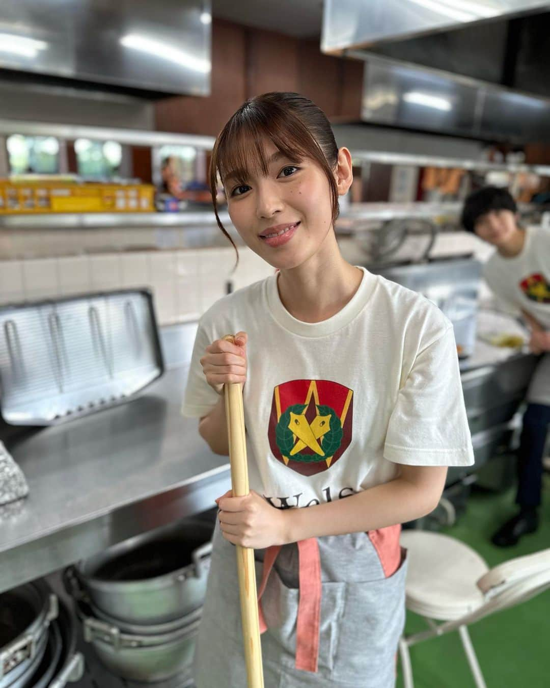 フェルマーの料理さんのインスタグラム写真 - (フェルマーの料理Instagram)「📸#フェルマーの料理 𝘖𝘍𝘍𝘚𝘏𝘖𝘛  SNSでは初登場！ 魚見亜由役 #白石聖 さん🏊‍♀️  その後ろに…… こっそり映り込むお茶目な #高橋文哉 さん😂  (白石さんはまだ気付いていないはず……)  劇中では同級生コンビです👦🏻👩🏻  𝗘𝗽𝗶𝘀𝗼𝗱𝗲.𝟬𝟭 𝟭𝟬.𝟮𝟬 𝗢𝗡 𝗔𝗜𝗥🎬」9月24日 20時55分 - fermat_tbs