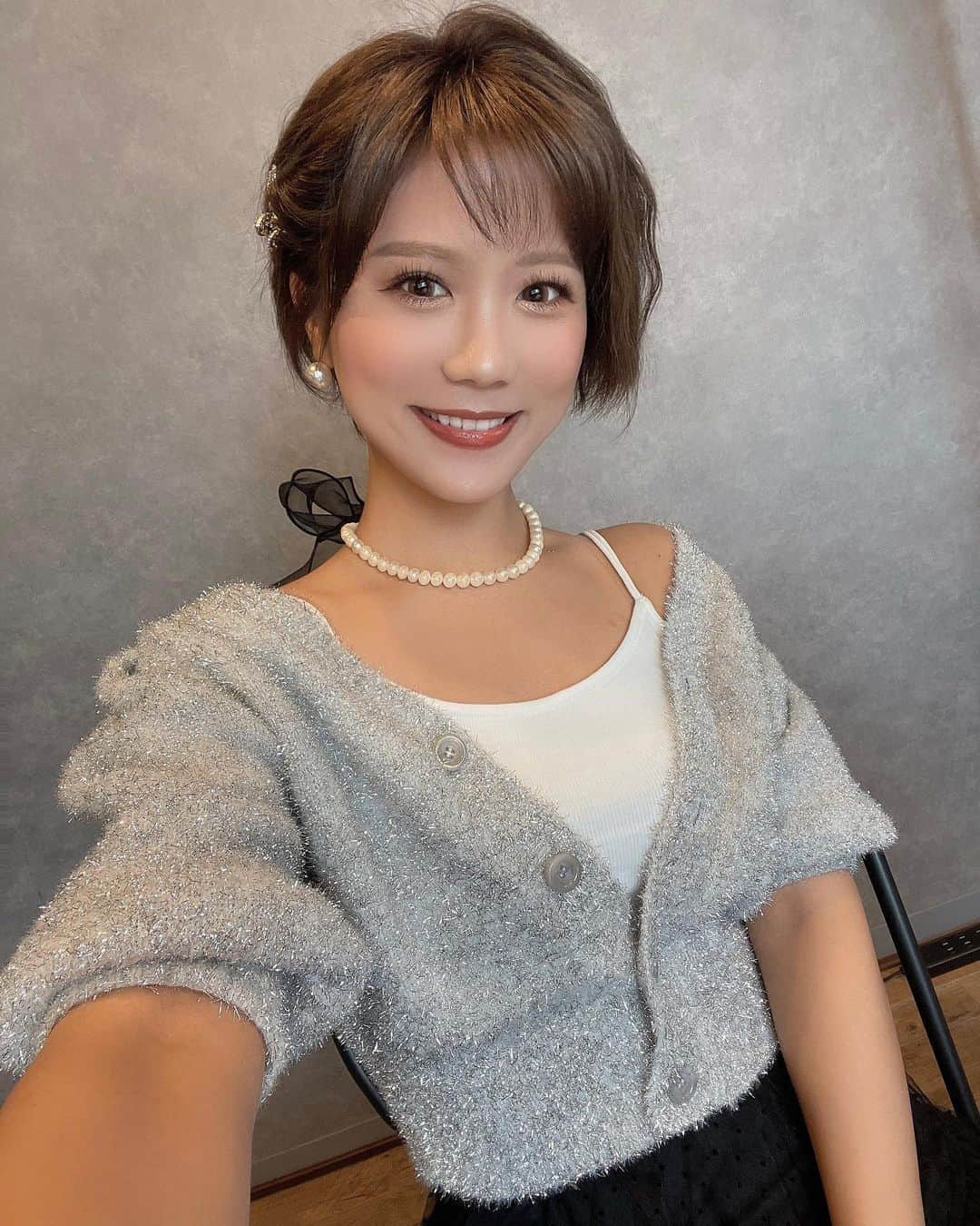 海江田麻貴さんのインスタグラム写真 - (海江田麻貴Instagram)「ㅤㅤㅤㅤㅤ  ㅤㅤㅤㅤㅤ 9月24日で27歳になりました✌️ 当日の今日BIRTHDAYイベントでファンの皆様と一緒に 過ごすことができ、とても幸せです💐有難うございます😊  ㅤㅤㅤㅤㅤ 出ます！と告知した番組を観て下さる方がいるお陰で 次のお仕事を頂ける訳で、チケットを買って来て下さる方が いるお陰でこうしてイベントも開催できている訳で、、、  ㅤㅤㅤㅤㅤ 私がタレントで居られるのは、応援してくださる皆様のお陰です。 ㅤㅤㅤㅤㅤ ㅤㅤㅤㅤㅤ 直接何か形あるものを届けるお仕事ではないですが、 私が活動している姿で、明日もがんばろうかなって思って下さる方が 居れば、それだけで私がこれからも活動を続ける理由になります😊  ㅤㅤㅤㅤㅤ 26歳も感謝でいっぱい💐 もらってばっかりなので、 27歳は自分の周りの素敵な人たちに返していけるように努めます🤍 ㅤㅤㅤㅤㅤㅤㅤㅤㅤㅤ ㅤㅤㅤㅤㅤ まだまだ叶えたい目標があるので、 楽しみながら一つひとつ進んでいきます😊 皆さんに良い報告ができるように。 ㅤㅤㅤㅤㅤ ㅤㅤㅤㅤㅤ これからも応援よろしくお願いします🩵  ㅤㅤㅤㅤㅤ  ㅤㅤㅤㅤㅤ  p.s. ㅤㅤㅤㅤㅤイベント当日までファンの皆様に喜んで貰えるようにと たくさん準備してくれたマネージャーには頭が上がりません。 日頃のこと含め心から感謝しています。 大きな仕事勝ち獲って、喜ぶ顔が見たいです。 一緒にハイタッチできるようにがんばろうって改めて思いました🤭 ファンの皆さんもイベントの度にマネージャー共々仲良しになって くれてありがとう🤍 ㅤㅤㅤㅤㅤㅤㅤㅤㅤㅤ  ㅤㅤㅤㅤㅤ  ㅤㅤㅤㅤㅤ  ㅤㅤㅤㅤㅤ  ㅤㅤㅤㅤㅤ #BIRTHDAYイベント #birthdayevent #birthdayevents #生誕祭 #誕生日イベント #japanesegirl #日本女孩 #ショートヘアアレンジ #rienda #リエンダ #ラメニット #シャギーニット #花束 #ファンイベント」9月24日 20時55分 - _makiii0924_