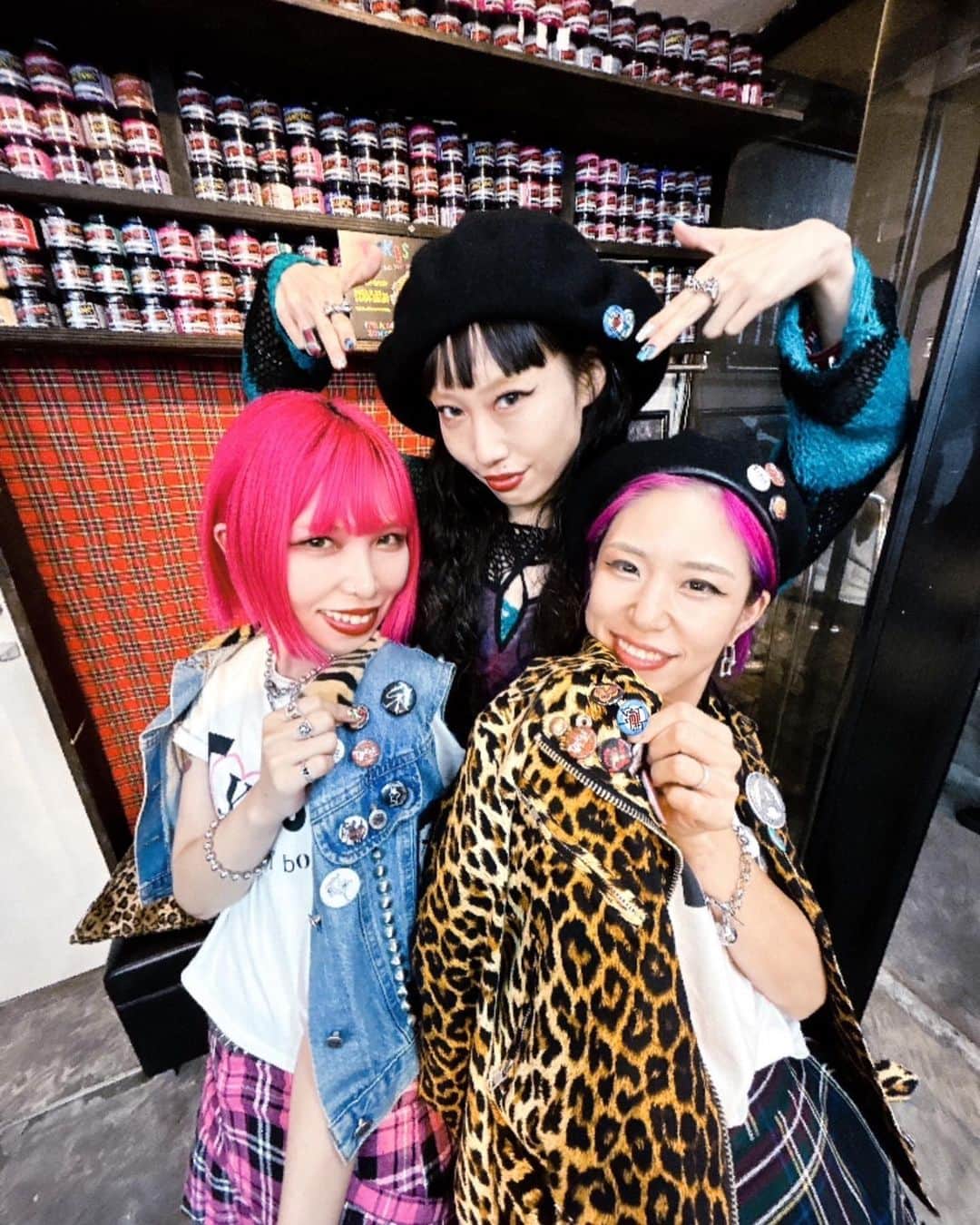 のインスタグラム：「. @tykes_are_not_bored_official  @ayapettan  @tasuyume  @swallowsnest_clothes  #OSAKAPUNXisnotDEAD🧷 #金宮 ほんまいつも刺激与えられまくり🌹 最高裁判所💪💖 まぢで最高にかっこいい2人💖 ベロベロやったけどこれが本来の姿☺️ お洋服達も渋すぎ🥺🦋 Tシャツ今日着る🧷🧷 .  #swallowsnest_clothe #tsubame_私服 #70s #punkgilr #燕の巣 #tokyostyle #drmartens #streetsnap #littlegirl  #gal  #tattoogilr #タトゥーガール#supergirl」