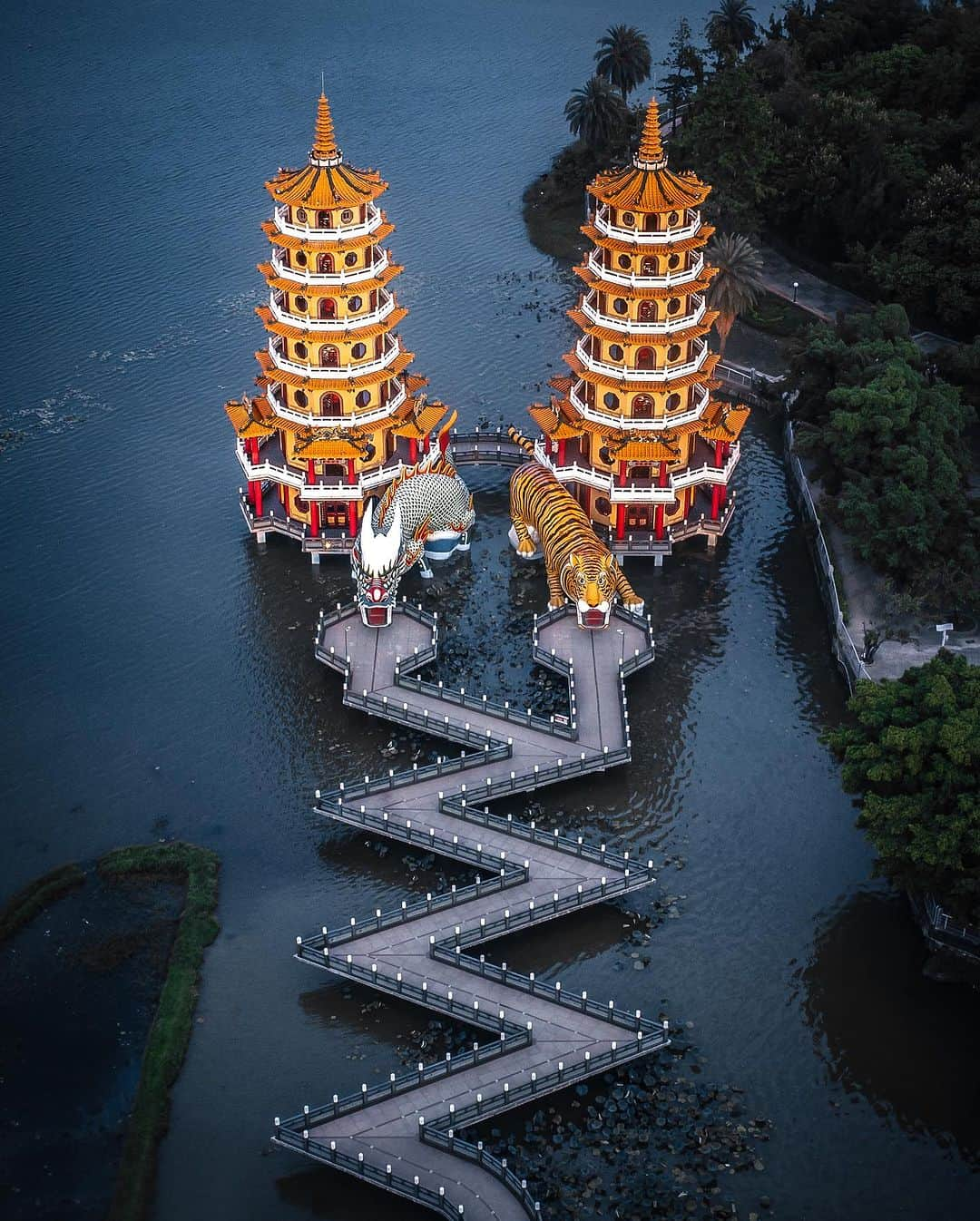 R̸K̸さんのインスタグラム写真 - (R̸K̸Instagram)「Temple Pack in Taiwan ・ ・ ・ ・ #beautifuldestinations #earthfocus #earthbestshots #earthoffcial #earthpix #台湾#台湾 #Taiwan #thegreatplanet #discoverearth #livingonearth  #theglobewanderer #awesome_photographers #wonderful_places #TLPics #designboom #voyaged #sonyalpha #bealpha #travellingthroughtheworld #streets_vision  #d_signers #luxuryworldtraveler #fromwhereidrone #onlyforluxury #nightphotography  @sonyalpha  @lightroom @soul.planet @earthfever @9gag @paradise @natgeotravel @awesome.earth @national_archaeology」9月24日 21時06分 - rkrkrk