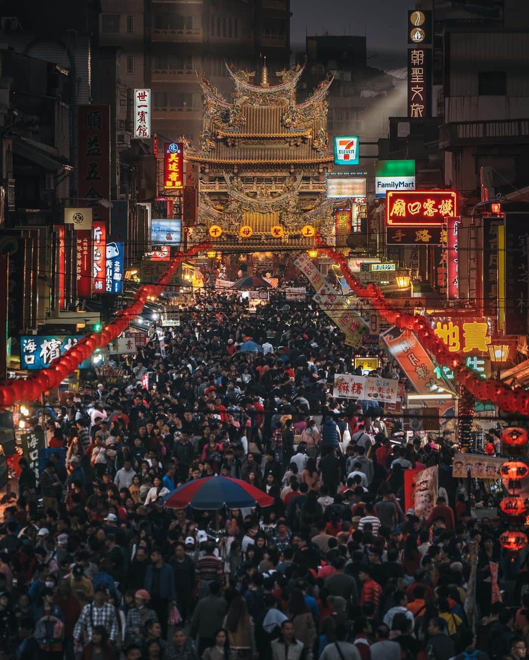 R̸K̸さんのインスタグラム写真 - (R̸K̸Instagram)「Temple Pack in Taiwan ・ ・ ・ ・ #beautifuldestinations #earthfocus #earthbestshots #earthoffcial #earthpix #台湾#台湾 #Taiwan #thegreatplanet #discoverearth #livingonearth  #theglobewanderer #awesome_photographers #wonderful_places #TLPics #designboom #voyaged #sonyalpha #bealpha #travellingthroughtheworld #streets_vision  #d_signers #luxuryworldtraveler #fromwhereidrone #onlyforluxury #nightphotography  @sonyalpha  @lightroom @soul.planet @earthfever @9gag @paradise @natgeotravel @awesome.earth @national_archaeology」9月24日 21時06分 - rkrkrk