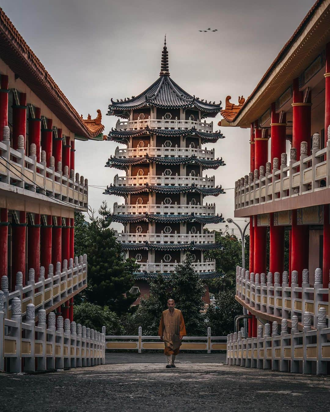 R̸K̸さんのインスタグラム写真 - (R̸K̸Instagram)「Temple Pack in Taiwan ・ ・ ・ ・ #beautifuldestinations #earthfocus #earthbestshots #earthoffcial #earthpix #台湾#台湾 #Taiwan #thegreatplanet #discoverearth #livingonearth  #theglobewanderer #awesome_photographers #wonderful_places #TLPics #designboom #voyaged #sonyalpha #bealpha #travellingthroughtheworld #streets_vision  #d_signers #luxuryworldtraveler #fromwhereidrone #onlyforluxury #nightphotography  @sonyalpha  @lightroom @soul.planet @earthfever @9gag @paradise @natgeotravel @awesome.earth @national_archaeology」9月24日 21時06分 - rkrkrk