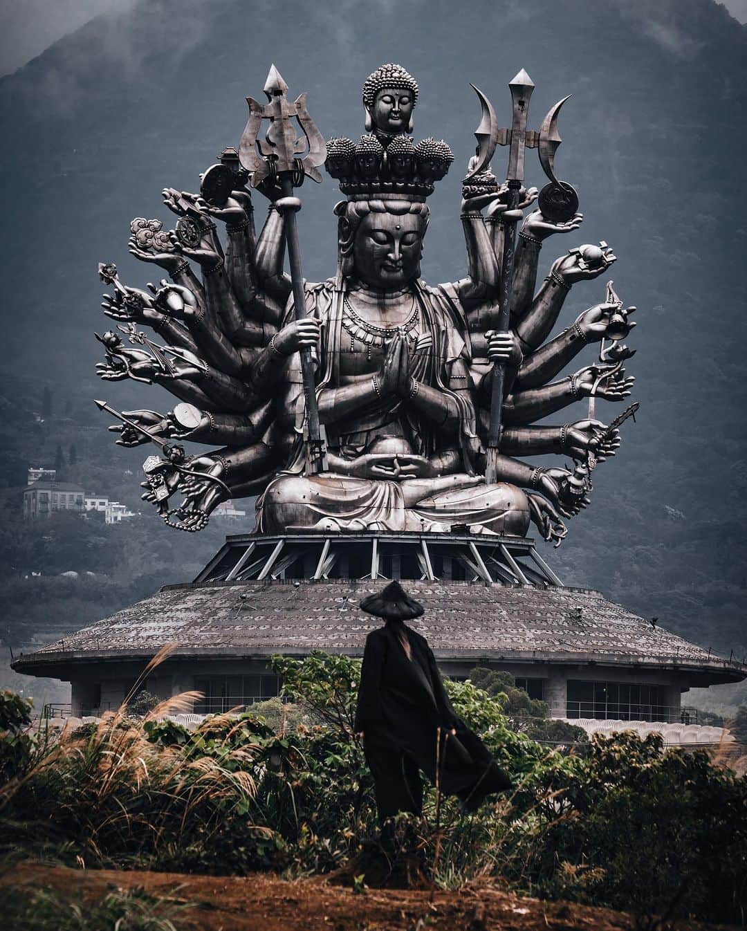 R̸K̸のインスタグラム：「Temple Pack in Taiwan ・ ・ ・ ・ #beautifuldestinations #earthfocus #earthbestshots #earthoffcial #earthpix #台湾#台湾 #Taiwan #thegreatplanet #discoverearth #livingonearth  #theglobewanderer #awesome_photographers #wonderful_places #TLPics #designboom #voyaged #sonyalpha #bealpha #travellingthroughtheworld #streets_vision  #d_signers #luxuryworldtraveler #fromwhereidrone #onlyforluxury #nightphotography  @sonyalpha  @lightroom @soul.planet @earthfever @9gag @paradise @natgeotravel @awesome.earth @national_archaeology」