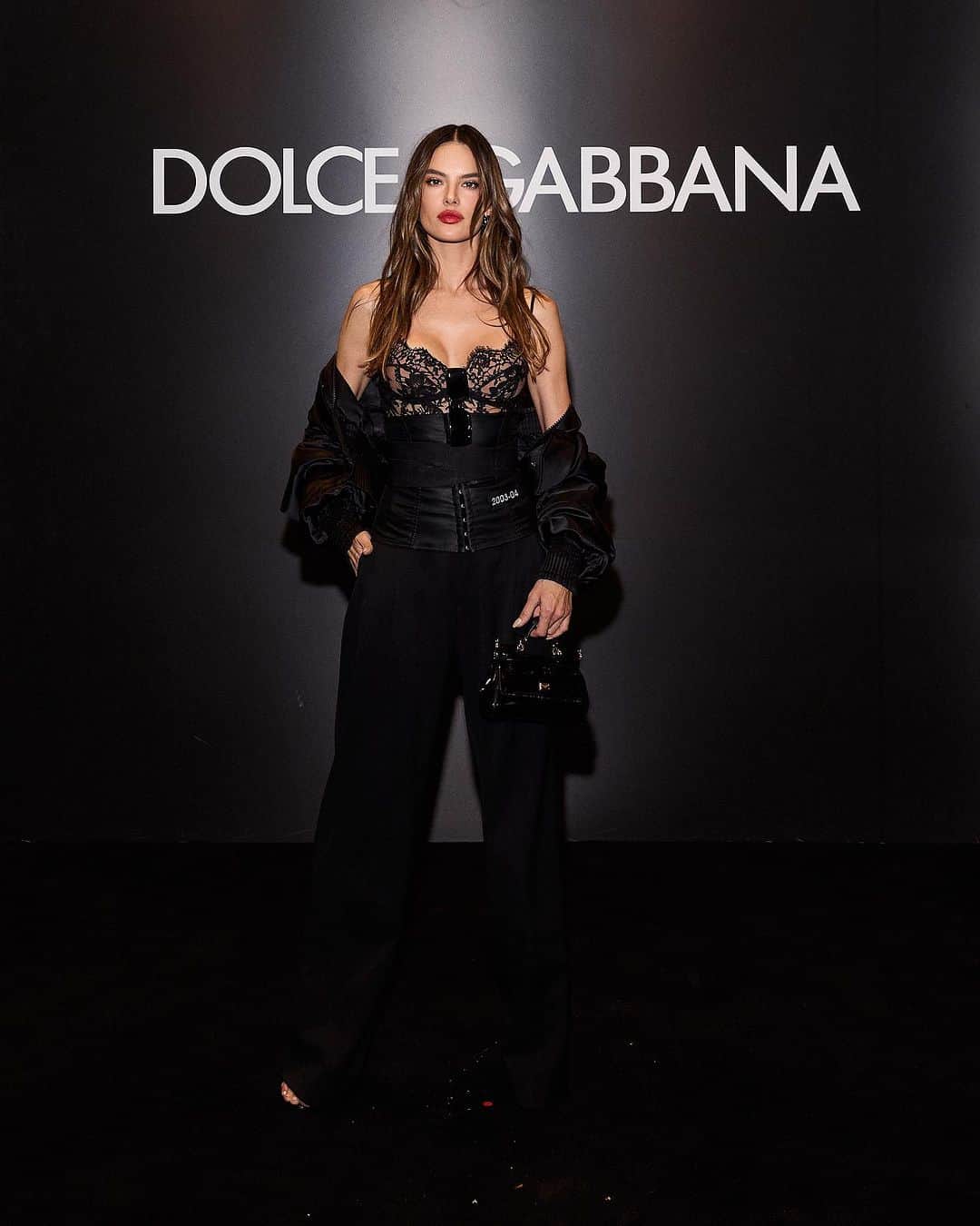 アレッサンドラ・アンブロジオのインスタグラム：「🖤 @dolcegabbana 🖤」