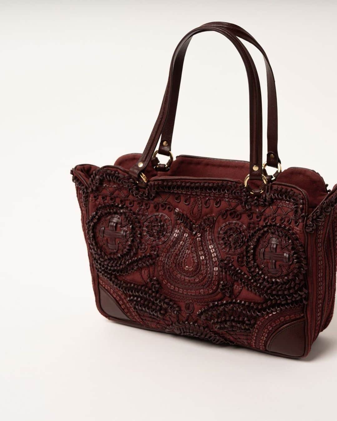 ジャマンピュエッシュのインスタグラム：「The Rodriguez bag is delicately embroidered with fine leather ribbons and sequins by our skilled embroiderers. Its perfectly harmonious arabesques will bring a touch of elegance and sophistication to your outfits. #jaminpuech #inconicbag」