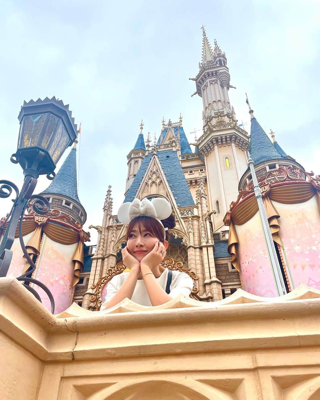 のインスタグラム：「皆さん こんばんは★  先日、4年ぶり⁈🎀 ディズニーランドへ行ってきました♬♬  雨予報が晴れへ変わり☀️ 午後は気温も高くなった日👏✨  ハロウィン🎃👻前のちょうど混む前だったみたいで良かった💕  夢の国*･゜ﾟ･*:.｡..｡.:*･'(*ﾟ▽ﾟ*)'･*:.｡. .｡.:*･゜ﾟ･* 楽しくってhappy な時間♥️  #ディズニー#ディズニーコーデ #ディズニーランド #ディズニーカチューシャ #シンデレラ城 #夢の国#久しぶりに行けた#楽しい時間#instagram#instagood#instagram japan」