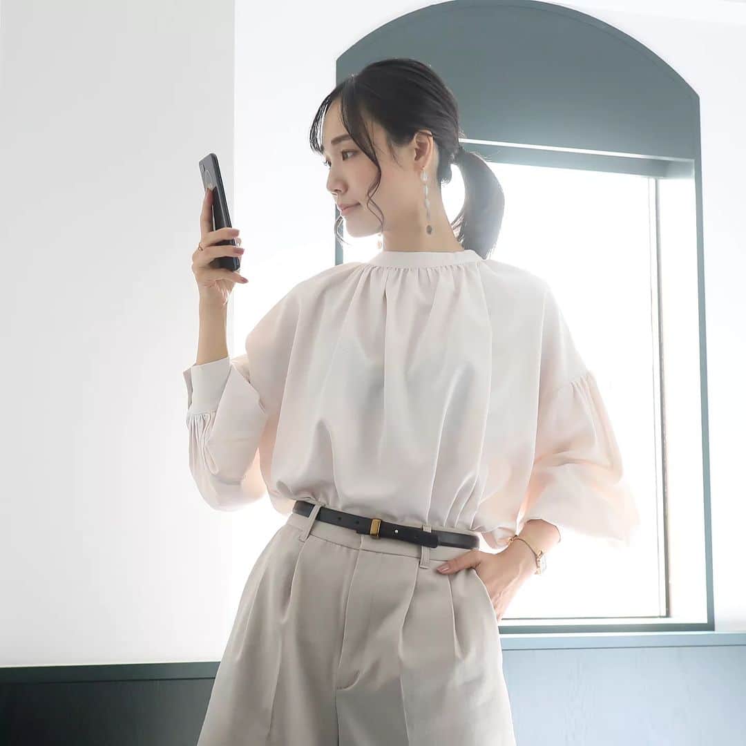 Eri Satoのインスタグラム：「【ivory×beigeコーデ】 · tops: @aquagarage · @aquagarage の バンドカラーギャザーブラウス ギャザーたっぷりな ネックと袖が可愛い🥰 どんなボトムにでも合いそうだよね✨ · 9月ももう終わっちゃうね〜！ もはや12月のこと考えてます😇 今年1年ほんと早いわ、、、 · · #aquagarage#アクアガレージ #高身長コーデ#ママコーデ#カジュアル #ファッション#コーディネート#プチプラ#プチプラコーデ#秋コーデ#mamagirl#locari#partegram#きれいめカジュアル#お洒落さんと繋がりたい」