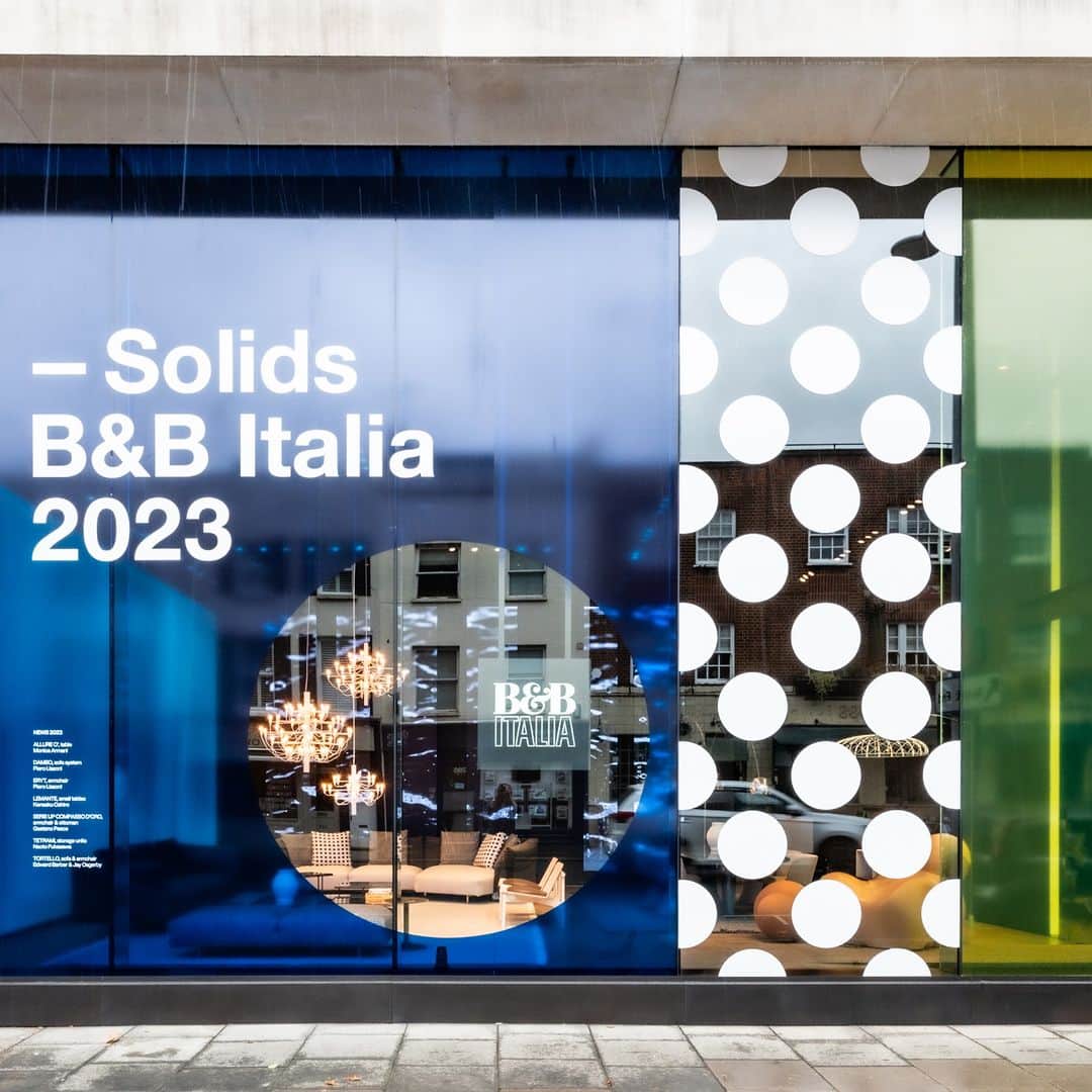 のインスタグラム：「B&B Italia presents Solids, an unprecedented setting that completely transforms the London Flagship Store, showcasing furniture pieces that accentuate primary colors and geometric forms.  #bebitalia #design #London #LDF23」