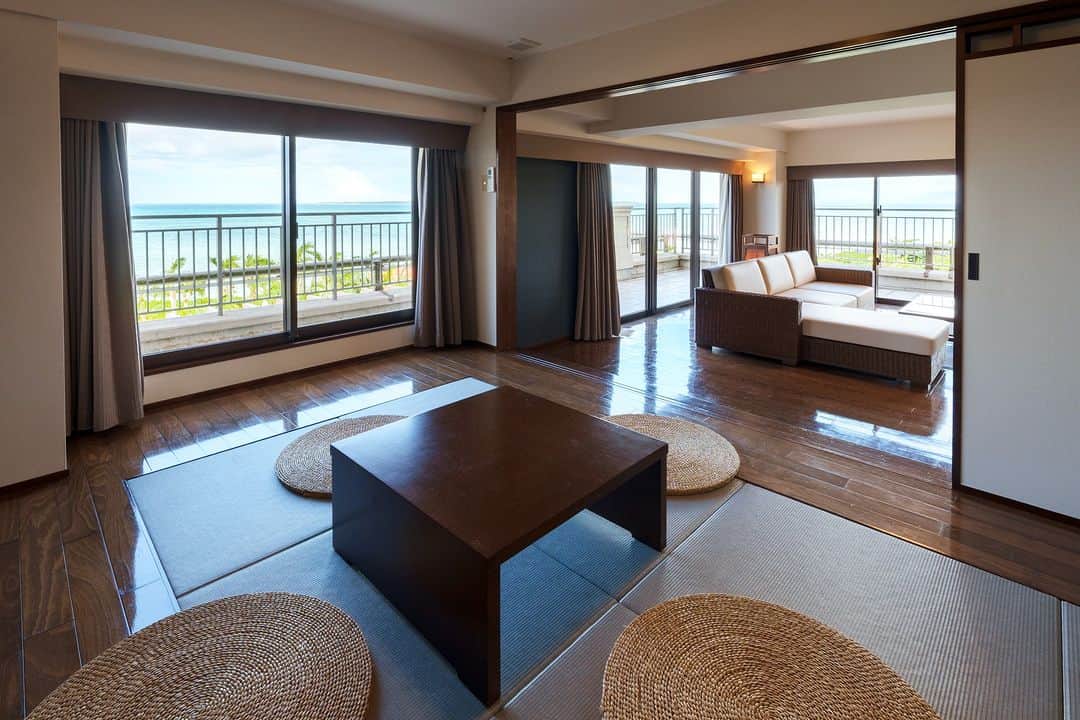 グランヴィリオリゾート石垣島さんのインスタグラム写真 - (グランヴィリオリゾート石垣島Instagram)「🌺GRANDVRIO RESORT ISHIGAKIJIMA🌺 オーシャンズウイングにある 88㎡のコーナースイート。  和洋室タイプのスイートルームで、 大きなL字ソファからは 角部屋ならではの雄大な海を臨むことができます。  どこにいてもオーシャンビューを楽しめるので 沖縄らしい滞在をしたい方に おすすめのお部屋です✨  #グランヴィリオリゾート石垣島 #グランヴィリオリゾート石垣島ヴィラガーデン  #石垣島 #石垣島旅行 #石垣島ホテル #沖縄ホテル #オーシャンビュー #リゾートホテル #離島巡り #離島ホテル #角部屋 #コーナールーム #オーシャンビューホテル」9月24日 21時00分 - grandvrioresort_ishigakijima